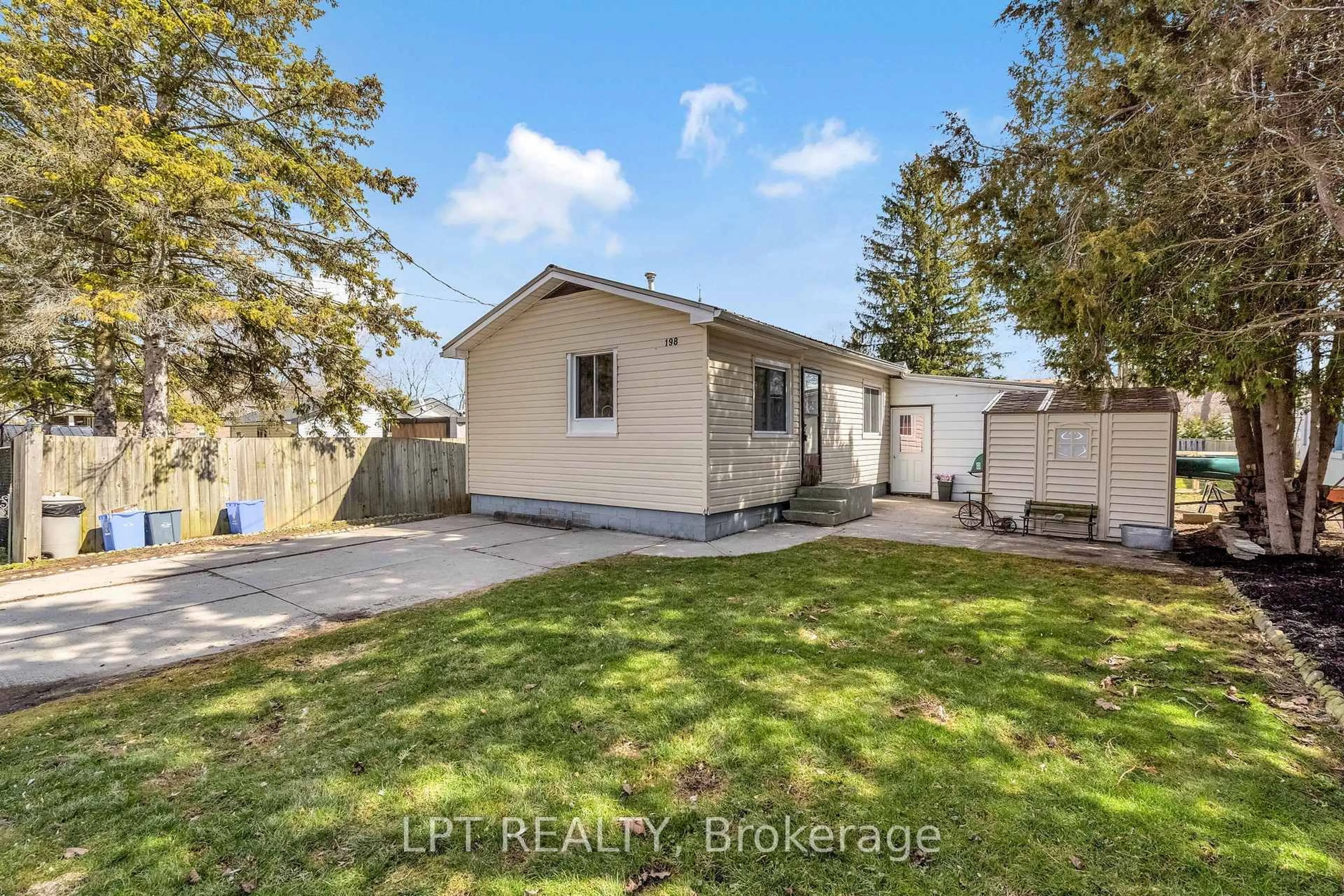 A pic from outside/outdoor area/front of a property/back of a property/a pic from drone, street for 198 Munroe St, West Elgin Ontario N0L 2P0