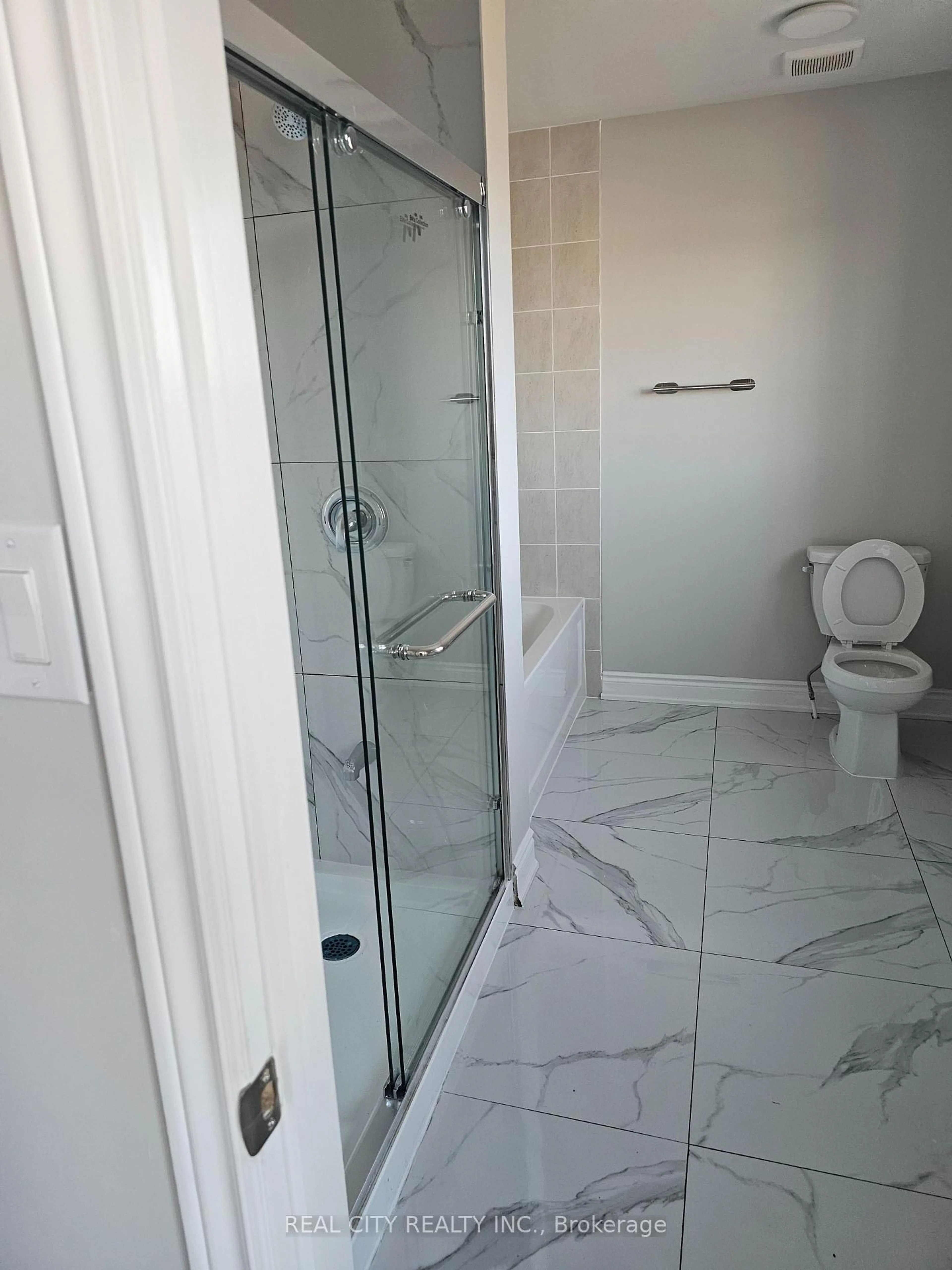 Contemporary bathroom, ceramic/tile floor for 132 Sunset Way, Thorold Ontario L0S 1A0