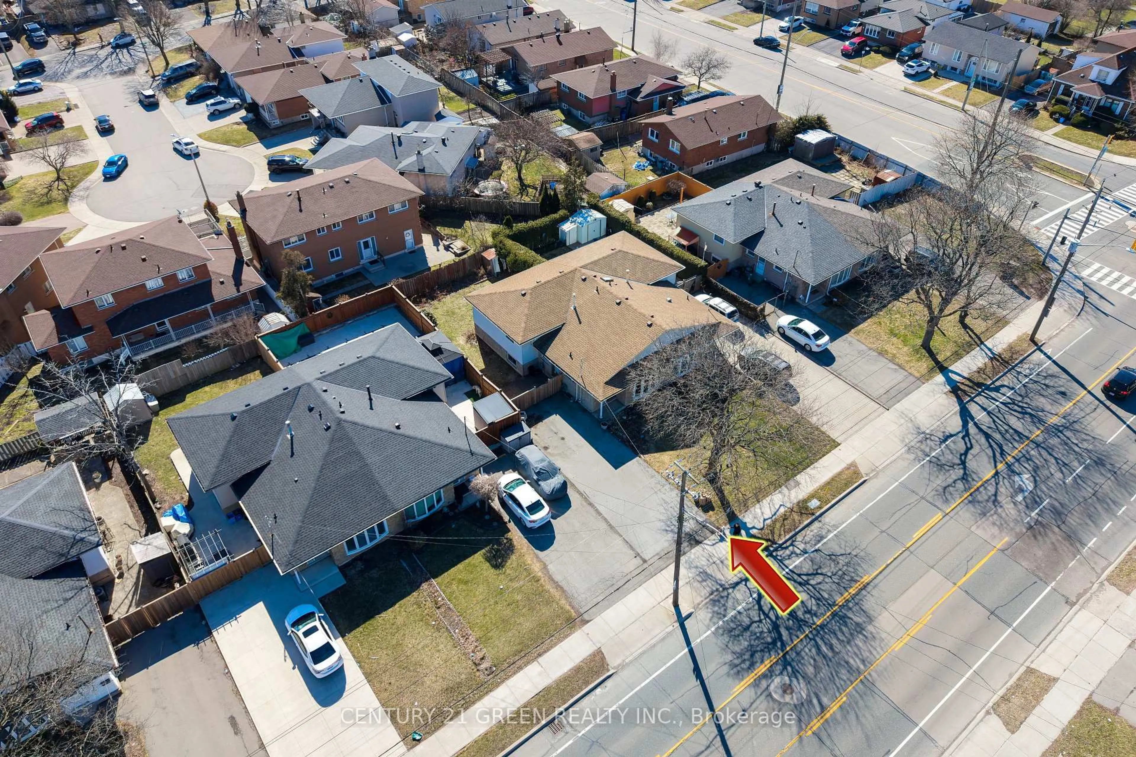 A pic from outside/outdoor area/front of a property/back of a property/a pic from drone, street for 729 West 5th St, Hamilton Ontario L9C 3R3