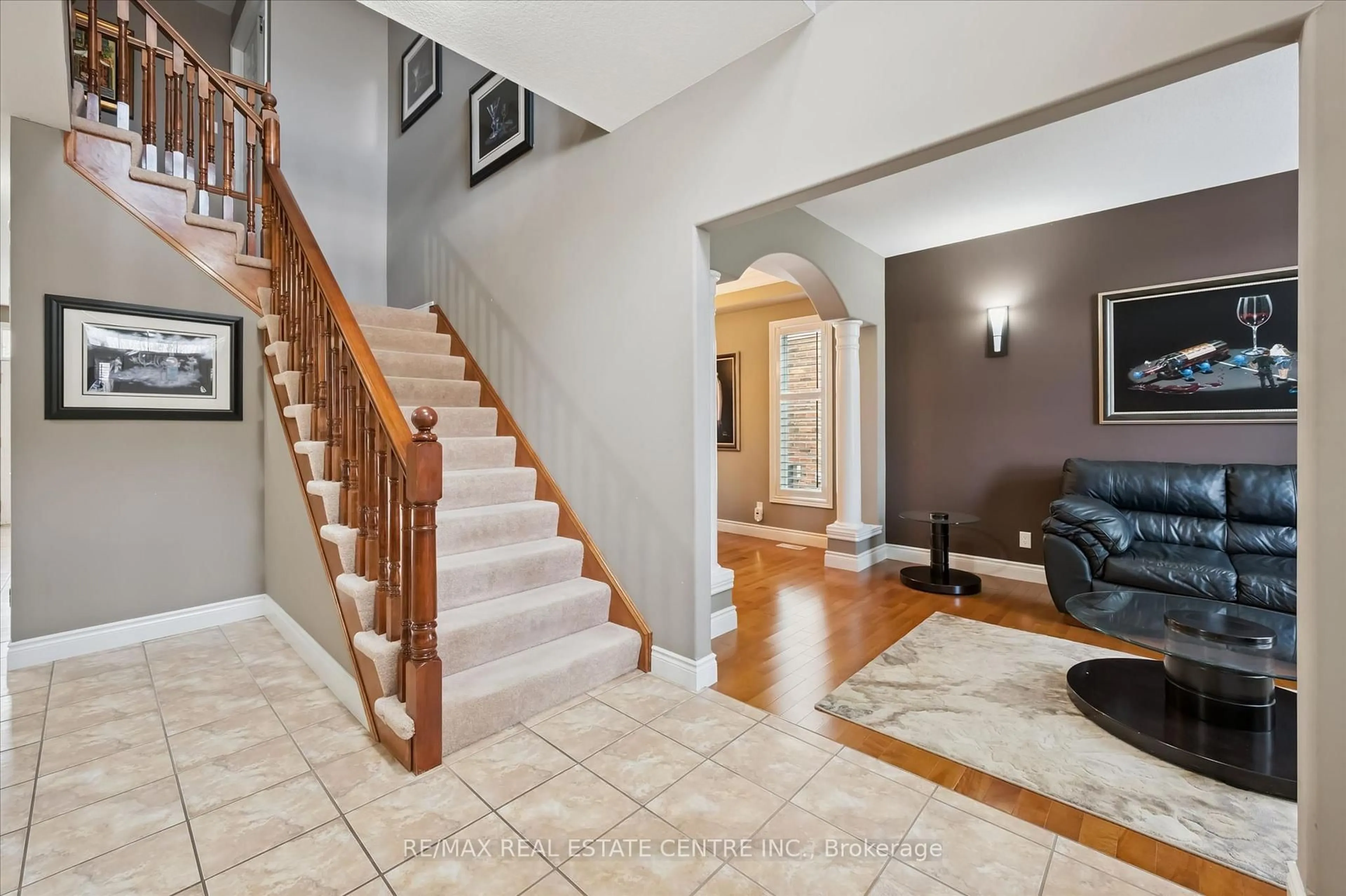Indoor foyer for 417 Palamino Pl, Waterloo Ontario N2K 4K5