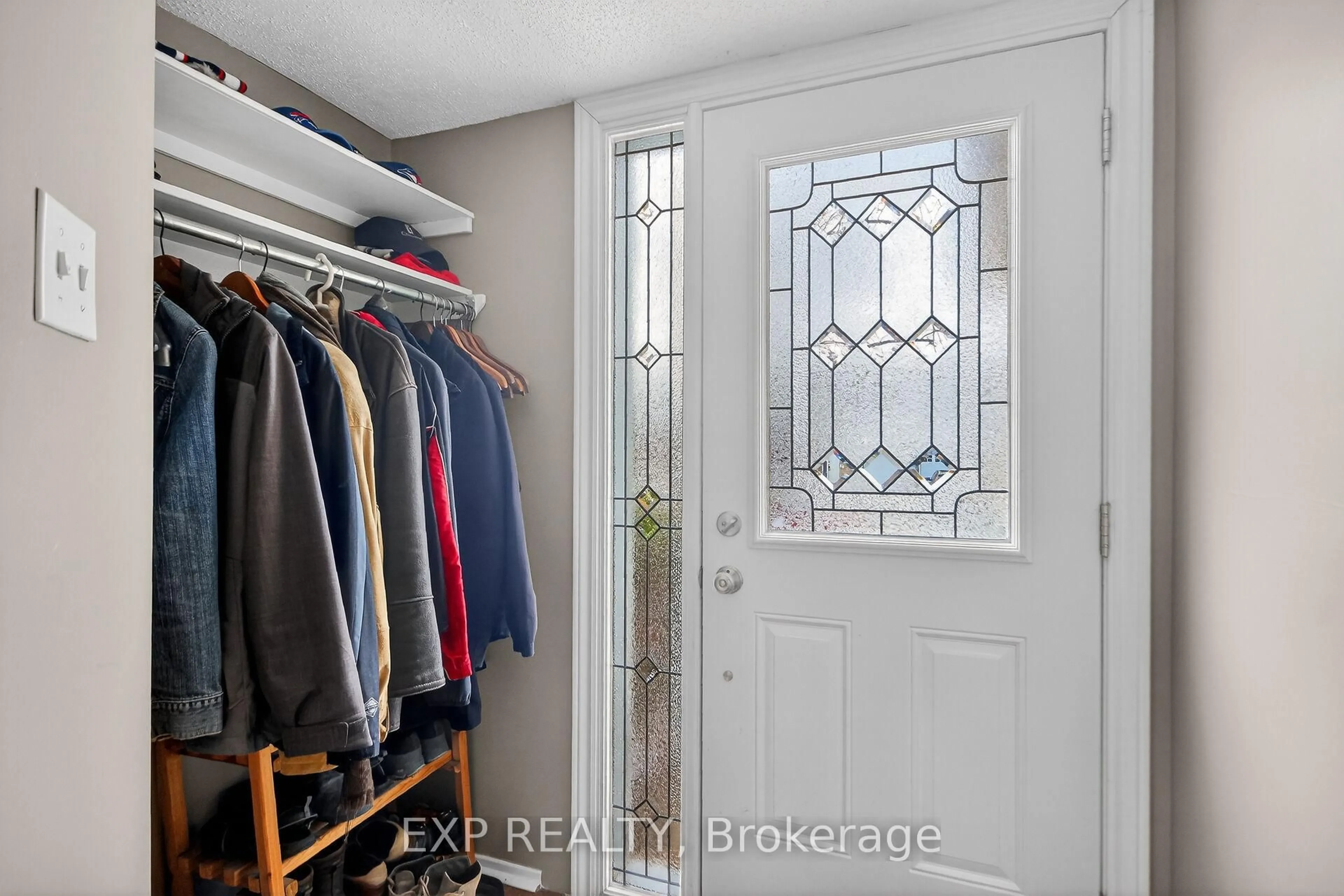 Indoor entryway for 43 Hummingbird Cres, Ottawa Ontario K2J 3A5