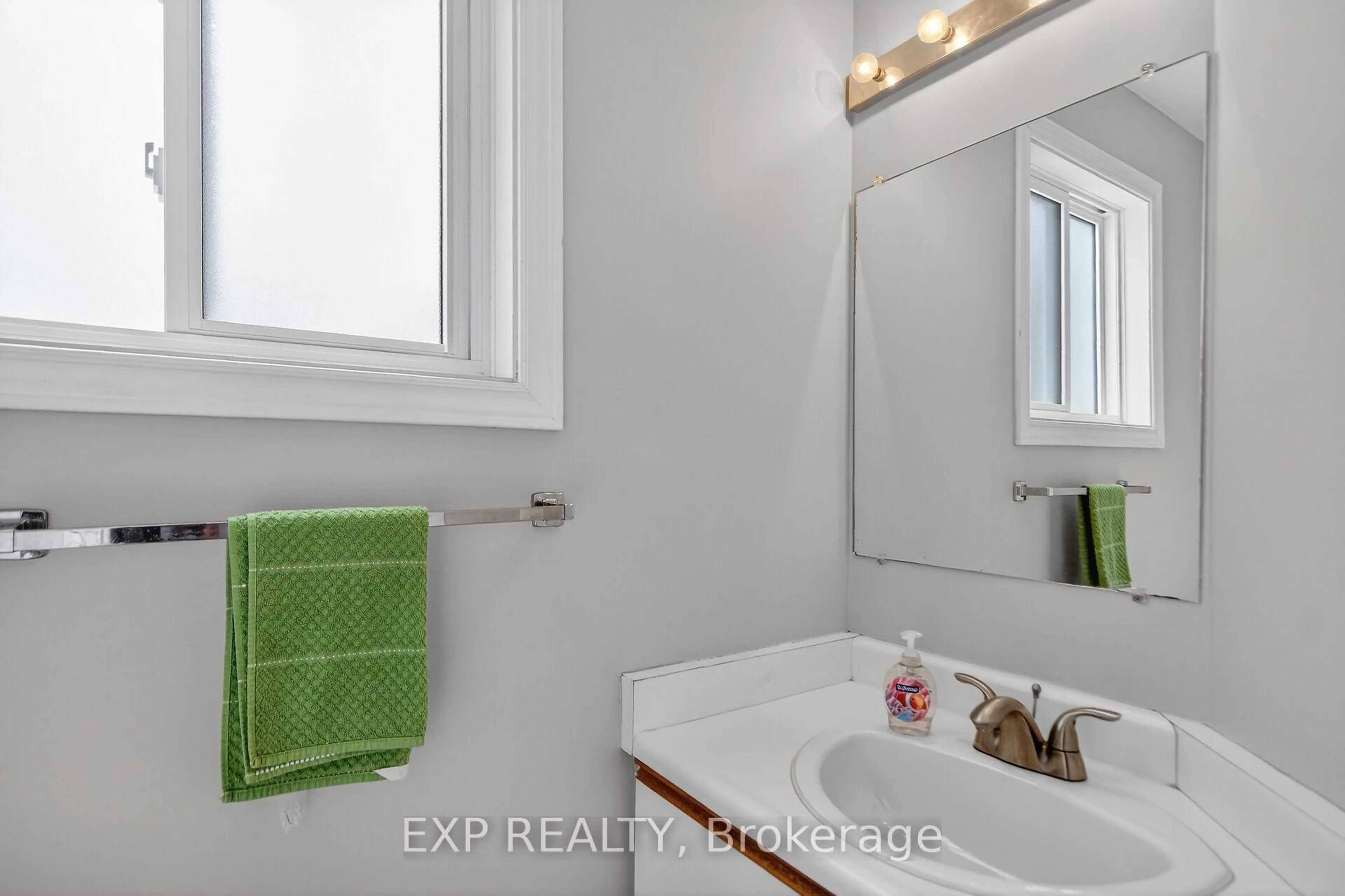 Standard bathroom, ceramic/tile floor for 43 Hummingbird Cres, Ottawa Ontario K2J 3A5