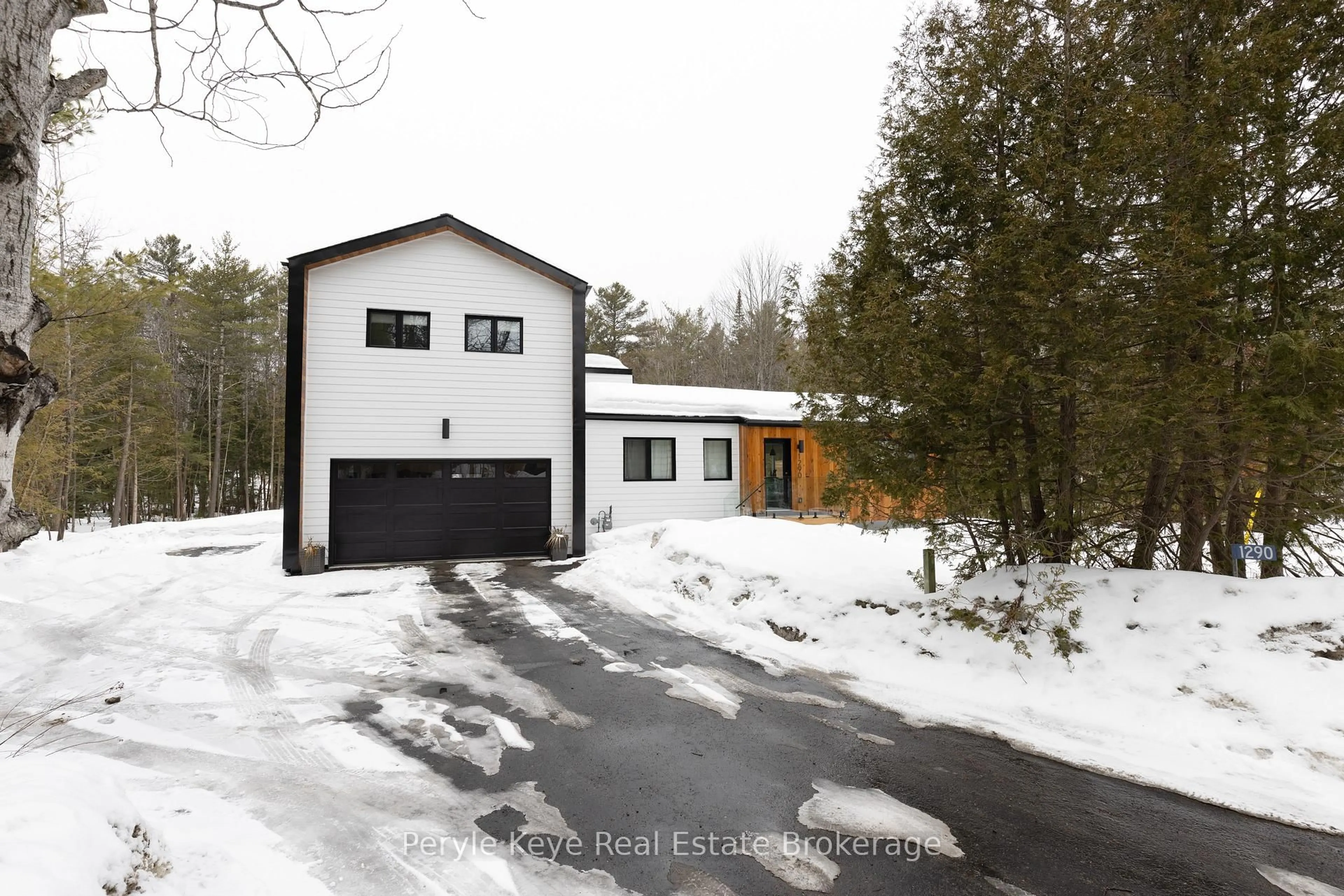 Indoor garage for 1290 Cedar Lane, Bracebridge Ontario P1L 1W9
