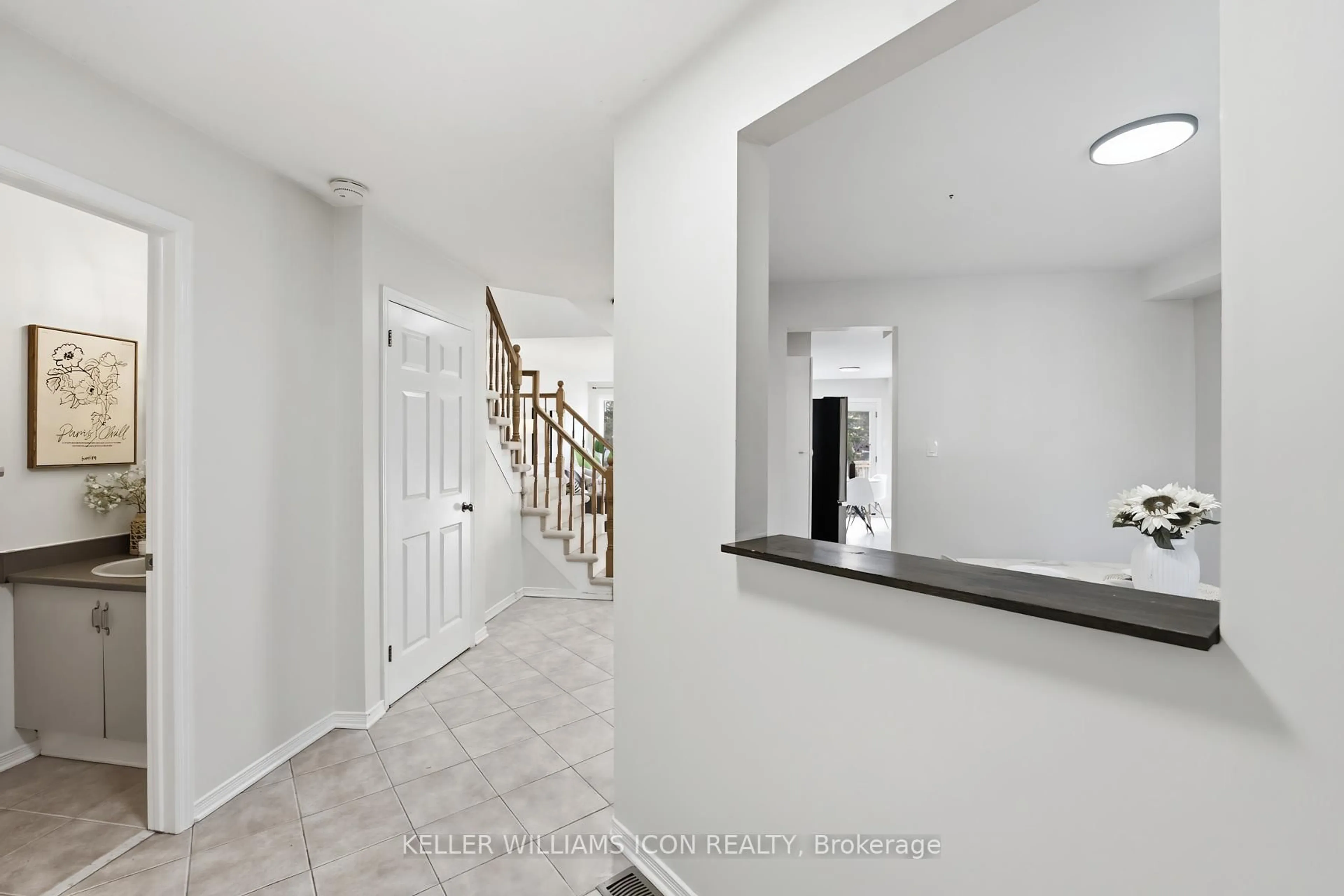 Indoor foyer for 25 Robarts Cres, Ottawa Ontario K2L 3Z4