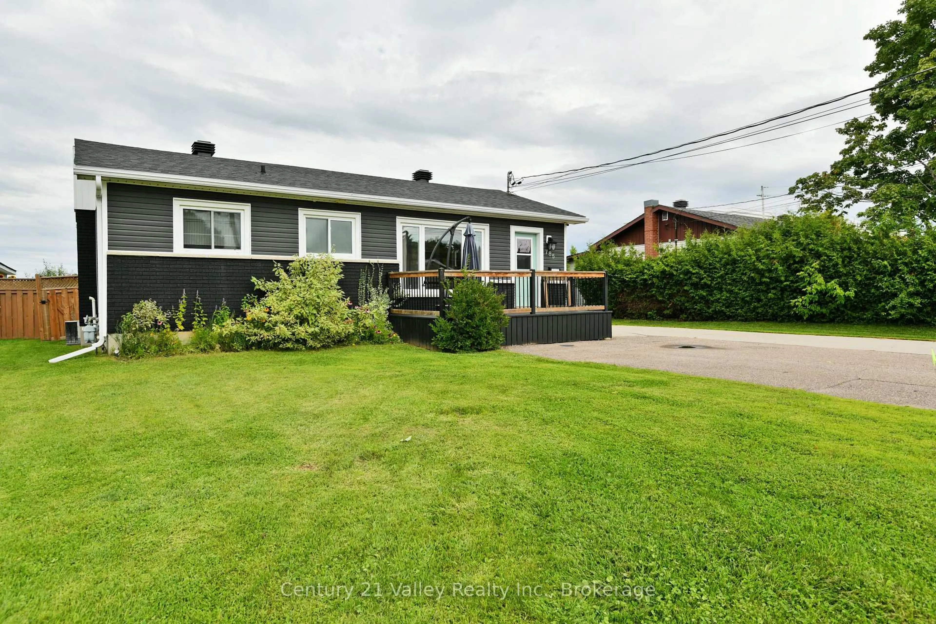 A pic from outside/outdoor area/front of a property/back of a property/a pic from drone, street for 785 Eighth St, Renfrew Ontario K7V 1B5