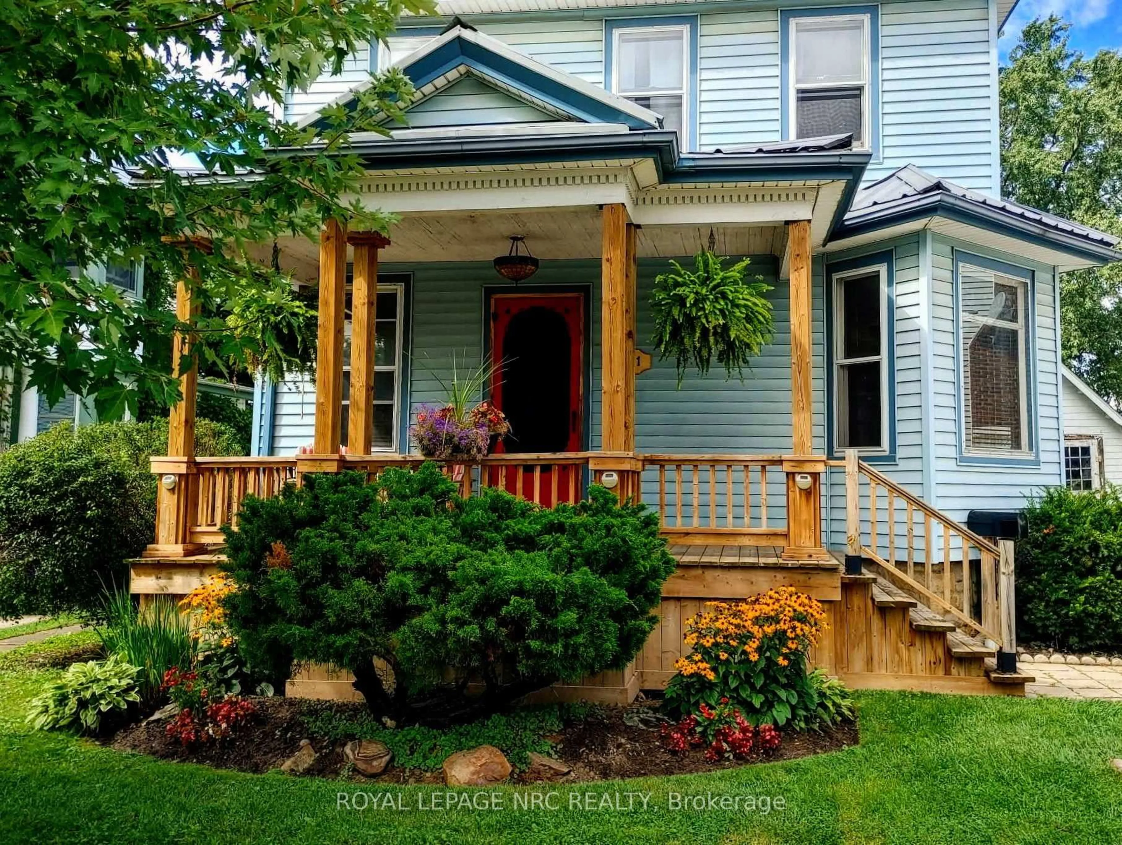 Home with vinyl exterior material, street for 4621 Ellis St, Niagara Falls Ontario L2E 1H8