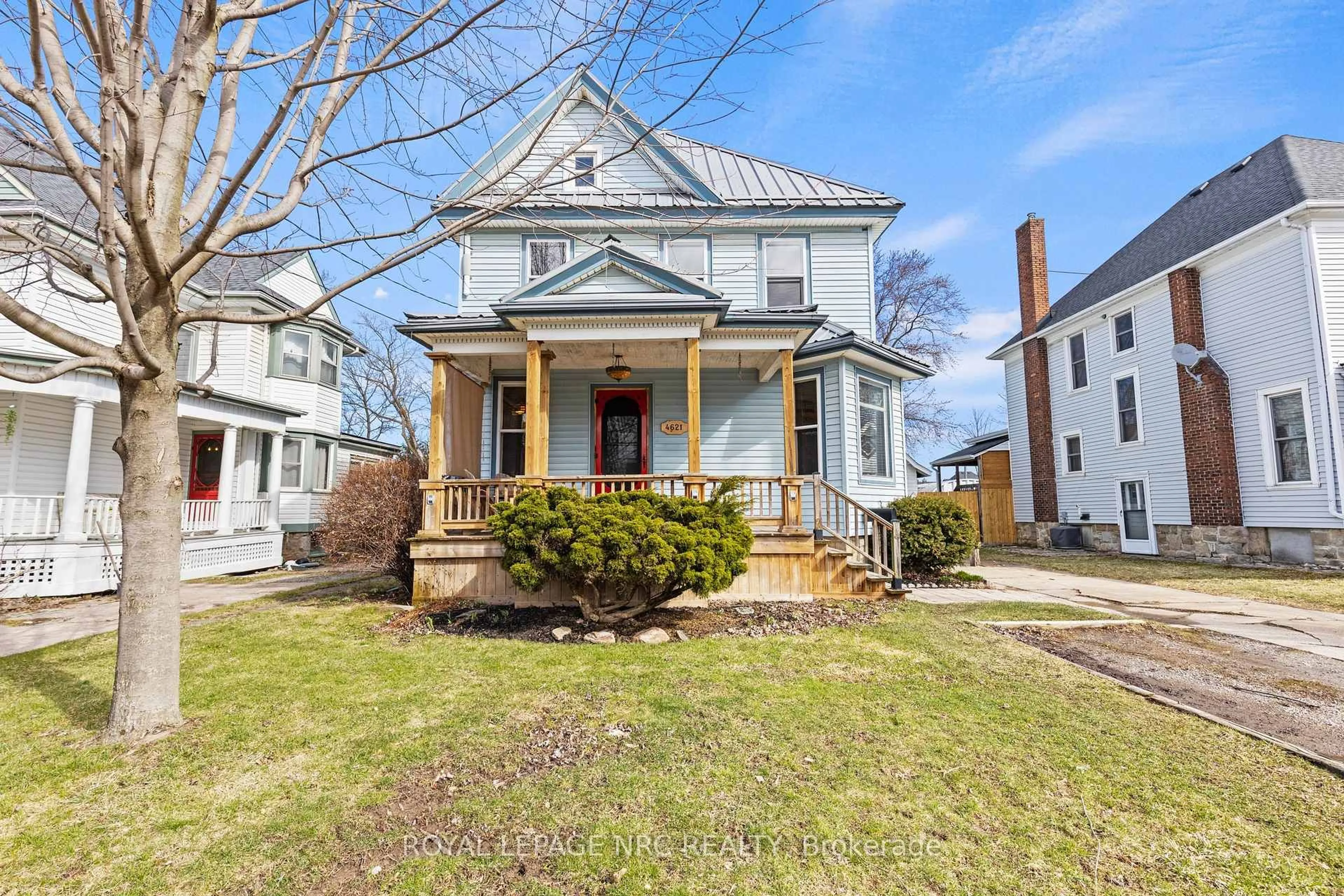 Home with vinyl exterior material, street for 4621 Ellis St, Niagara Falls Ontario L2E 1H8