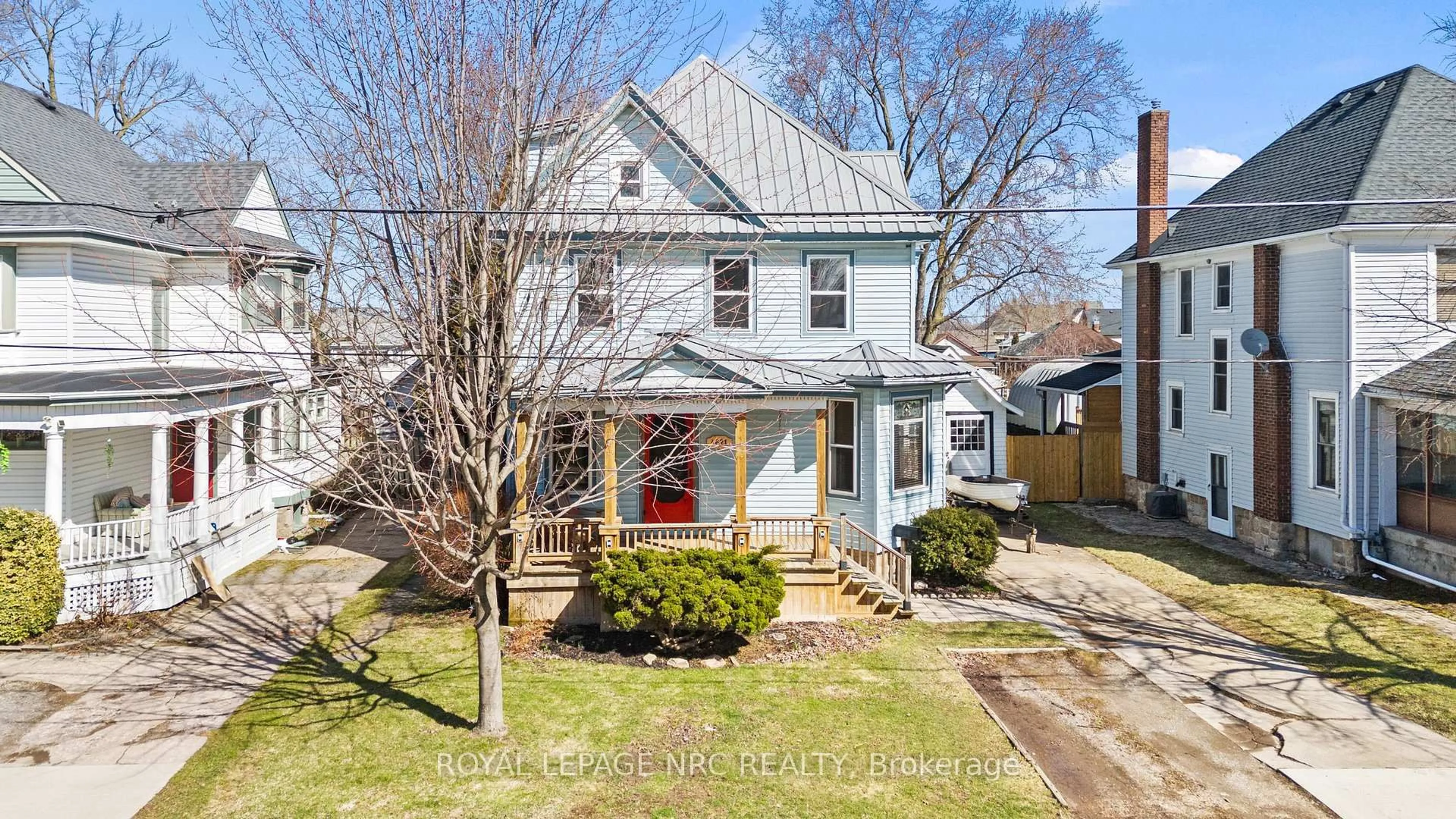 A pic from outside/outdoor area/front of a property/back of a property/a pic from drone, street for 4621 Ellis St, Niagara Falls Ontario L2E 1H8