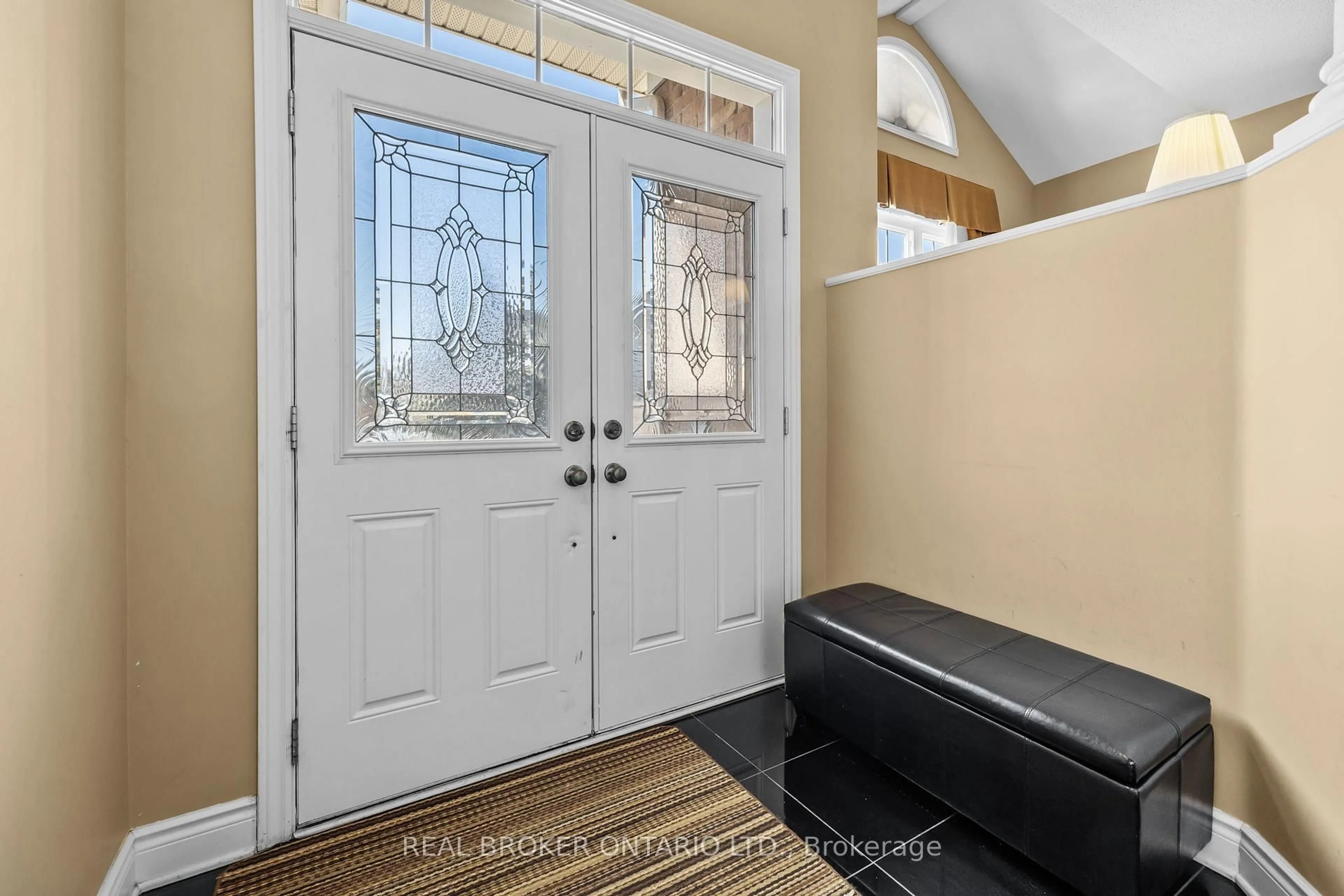 Indoor entryway for 204 Hillpark High St, Ottawa Ontario K1W 0B5