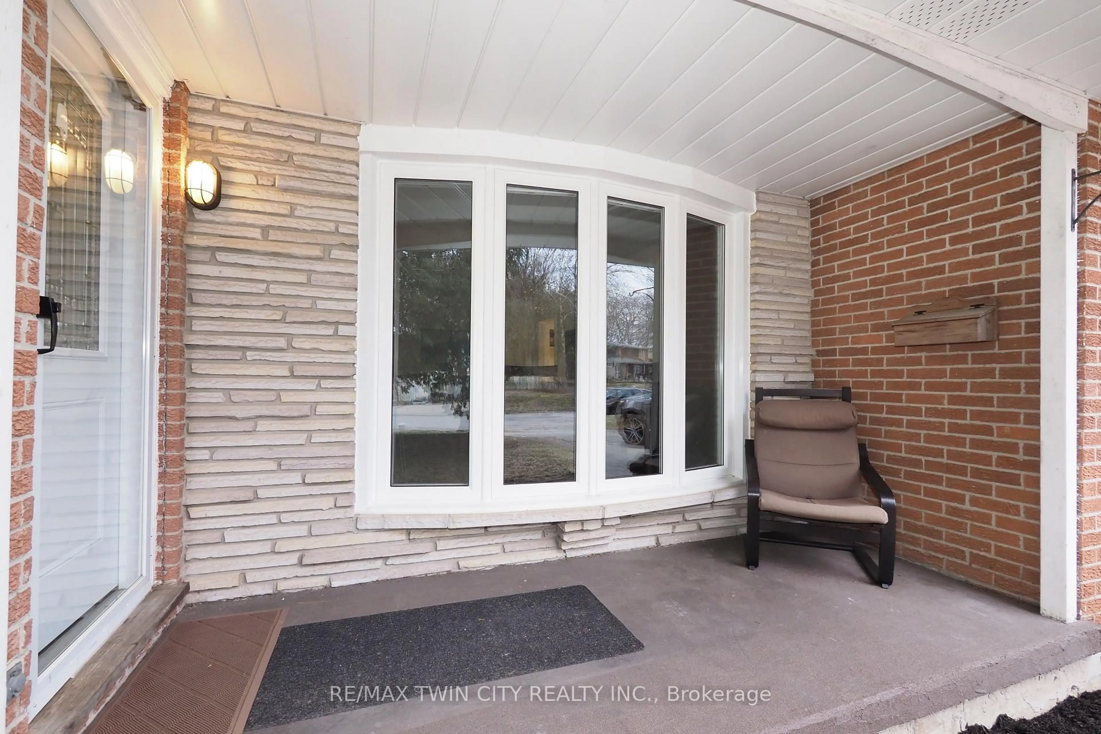 Indoor entryway for 163 Pinegrove Cres, Waterloo Ontario N2L 4T9