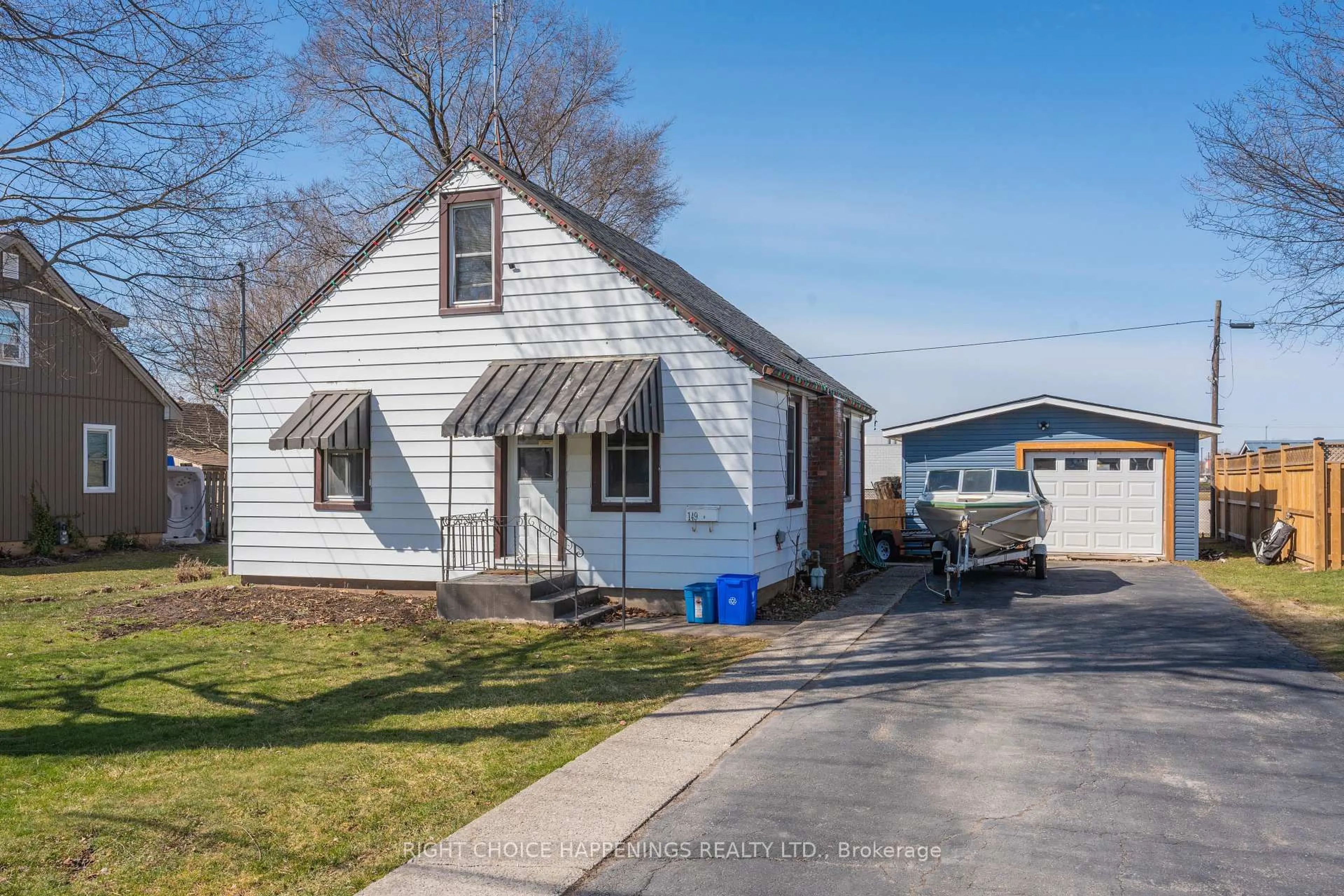 Home with vinyl exterior material, street for 149 Oakwood St, Port Colborne Ontario L3K 5G5