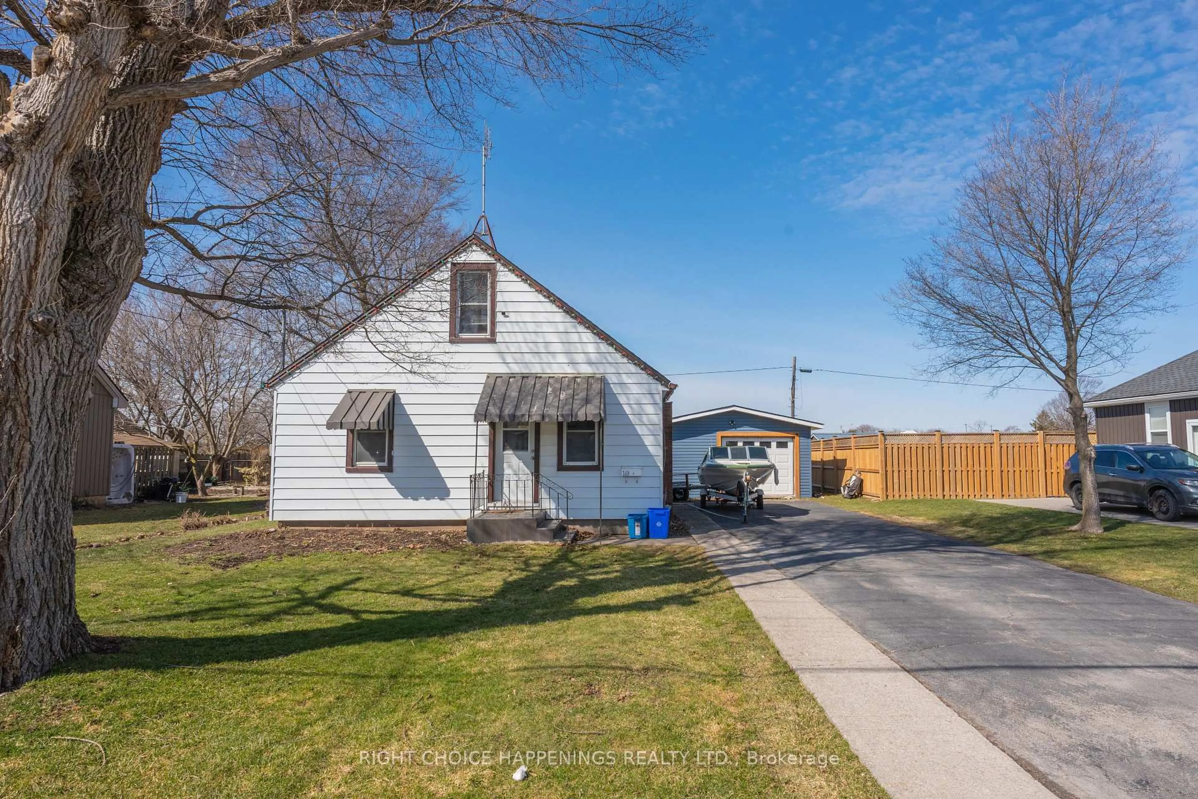 A pic from outside/outdoor area/front of a property/back of a property/a pic from drone, street for 149 Oakwood St, Port Colborne Ontario L3K 5G5