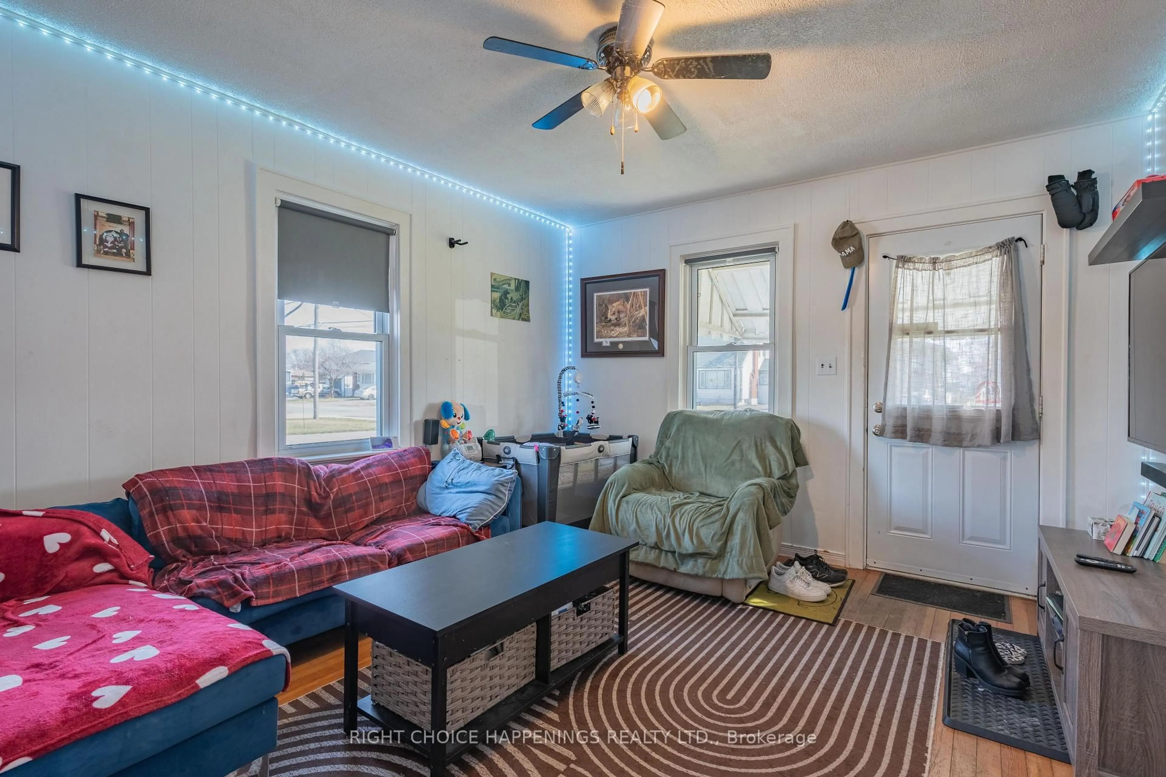Living room with furniture, unknown for 149 Oakwood St, Port Colborne Ontario L3K 5G5