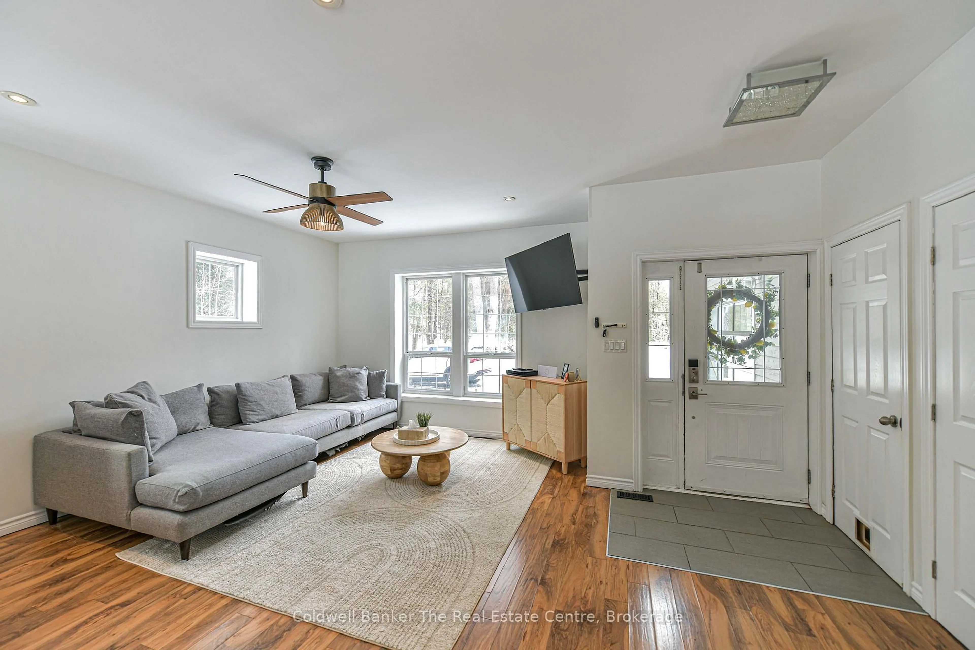 Living room with furniture, unknown for 1080 Kilworthy Rd, Gravenhurst Ontario P0E 1G0