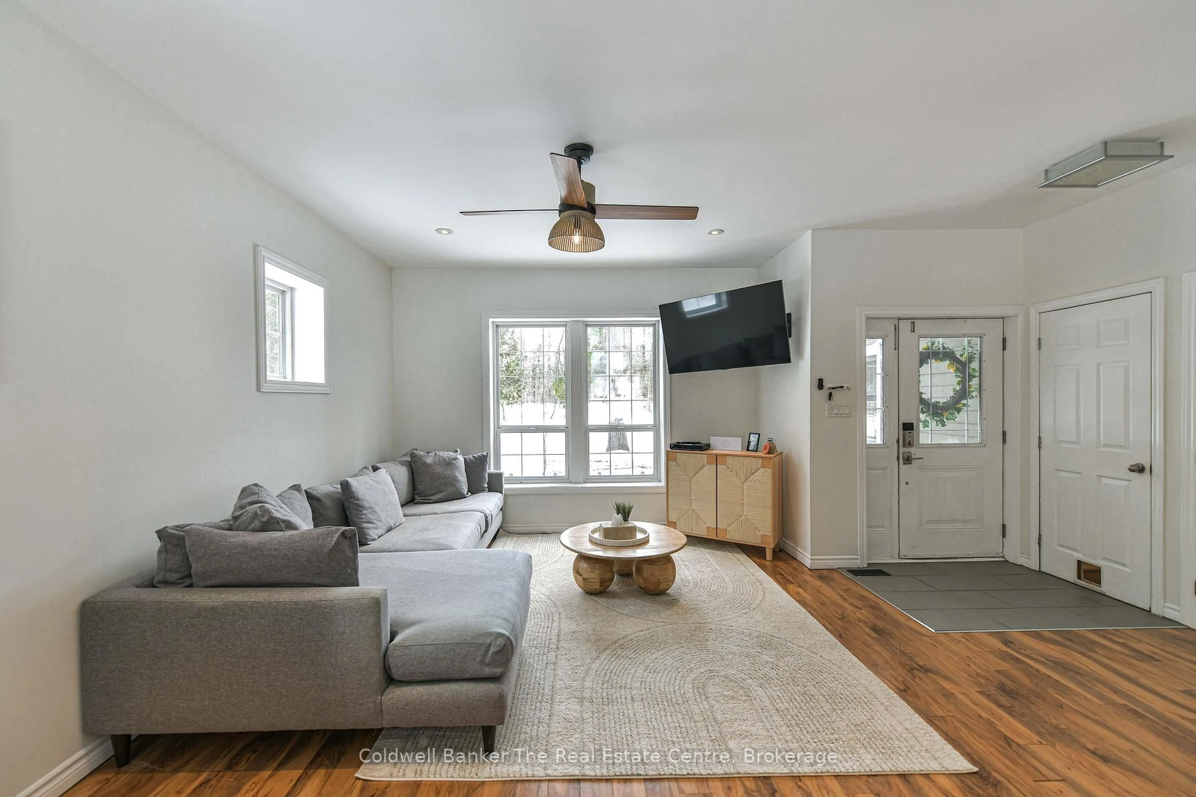 Living room with furniture, unknown for 1080 Kilworthy Rd, Gravenhurst Ontario P0E 1G0