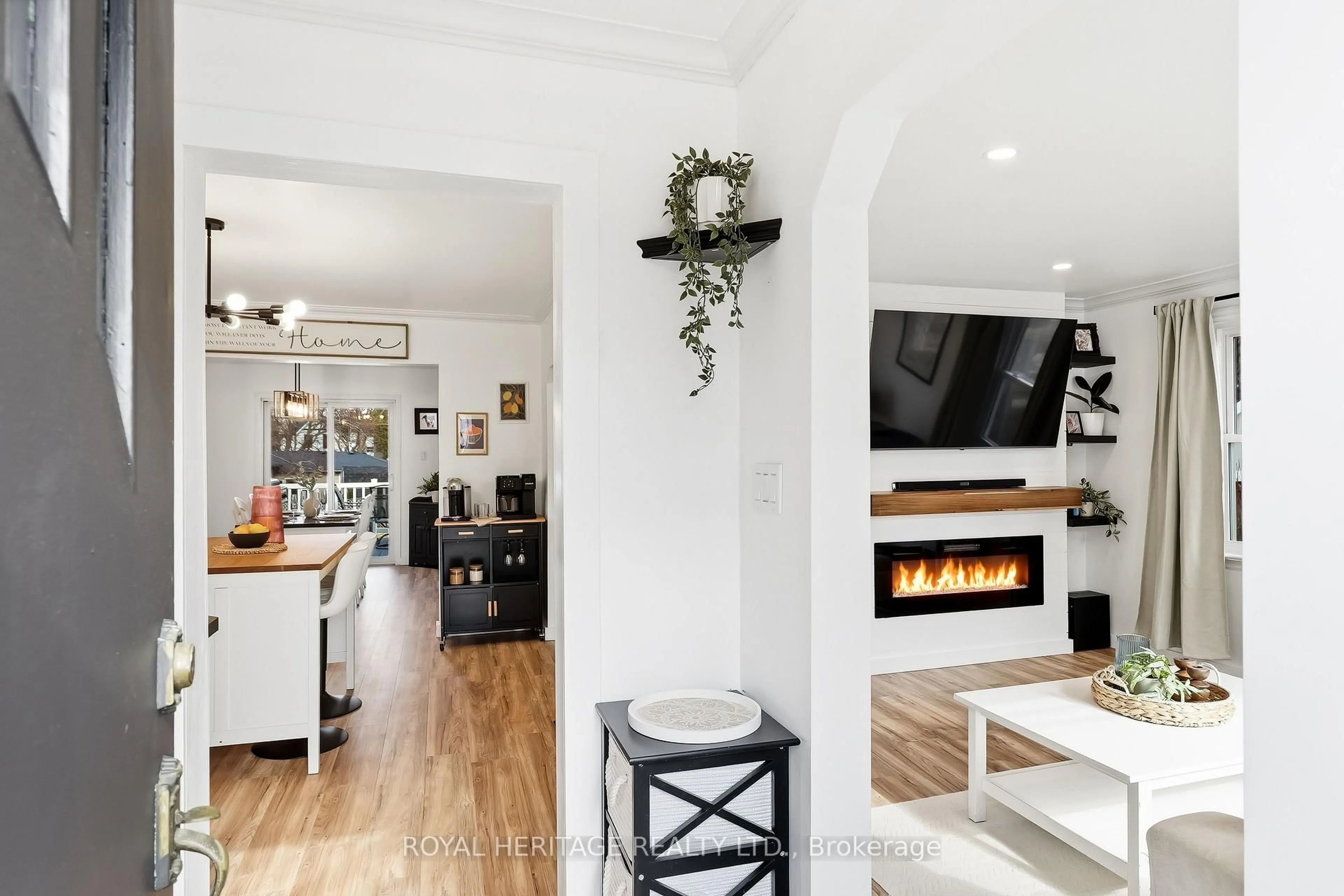 Open concept kitchen, wood/laminate floor for 39 Meade St, Brighton Ontario K0K 1H0