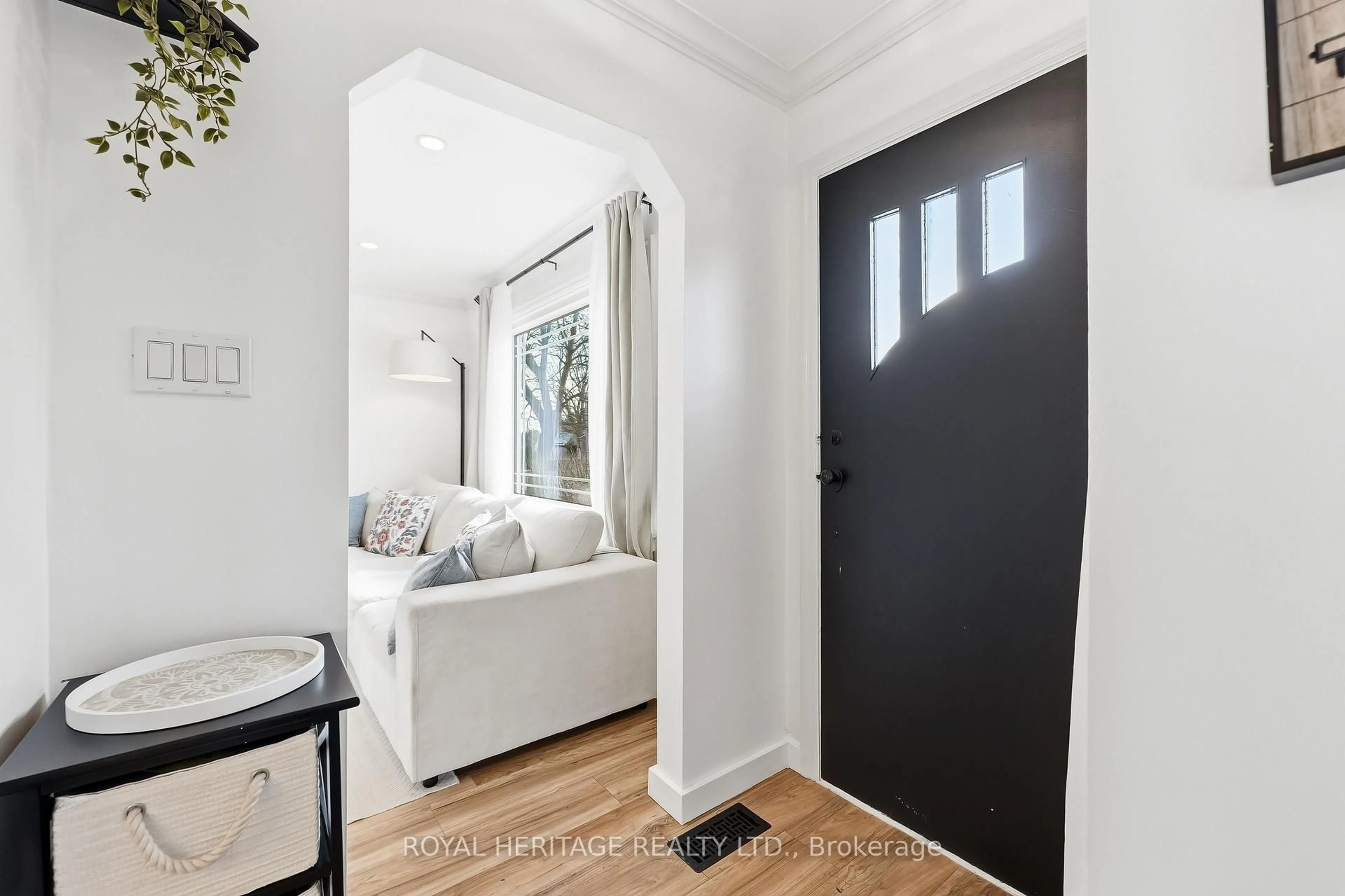 Indoor entryway for 39 Meade St, Brighton Ontario K0K 1H0