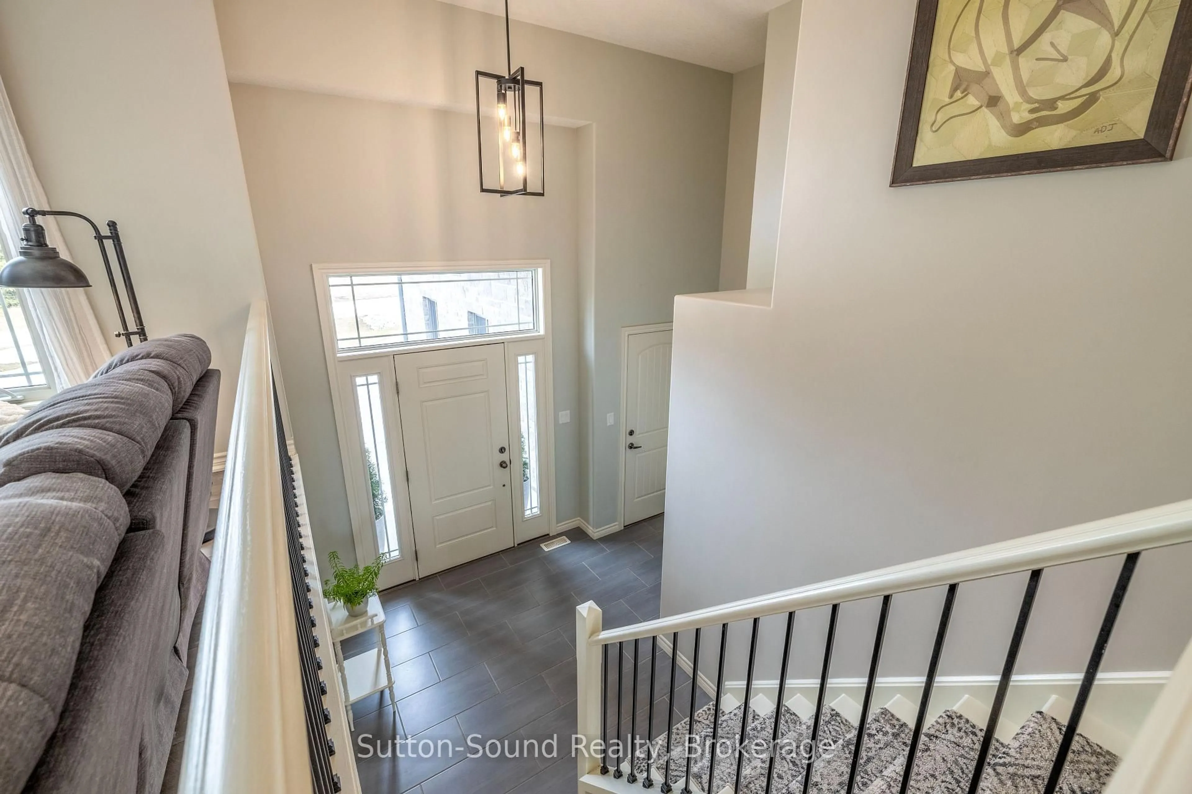 Indoor entryway for 202 Meredith Way, Chatsworth Ontario N0H 1G0