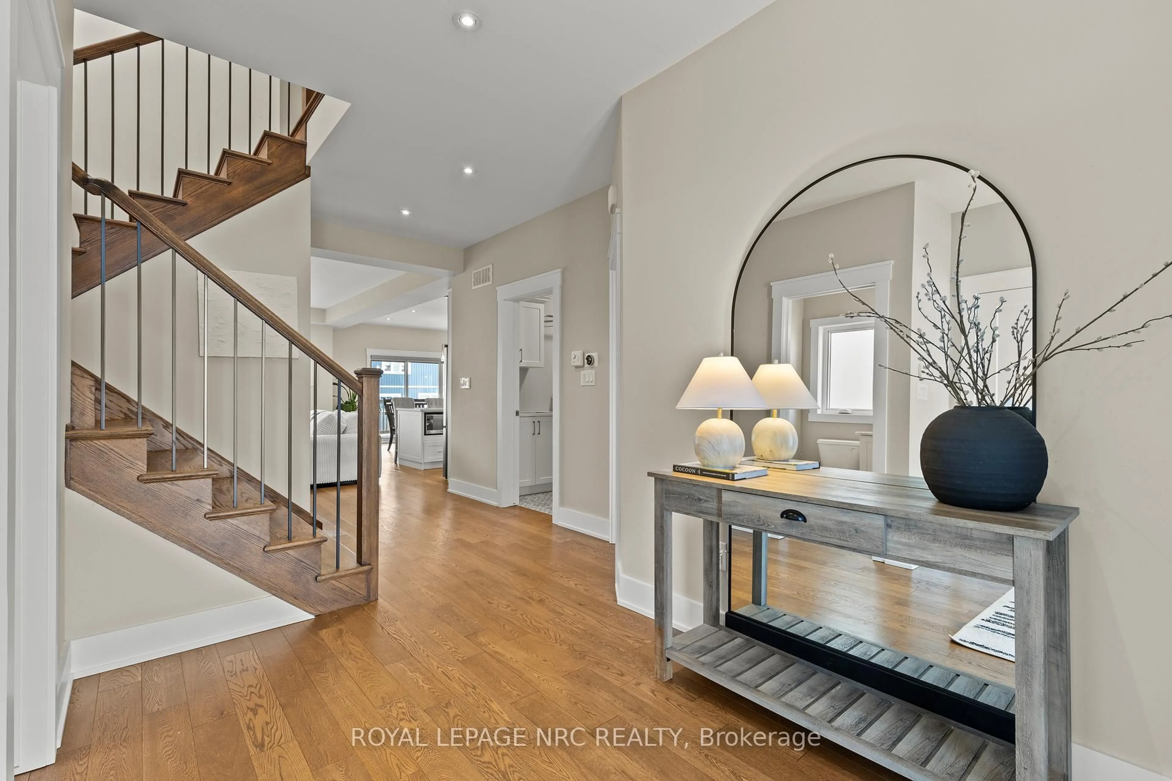 Indoor entryway for 271 Memorial Park Dr, Welland Ontario L3B 0E3