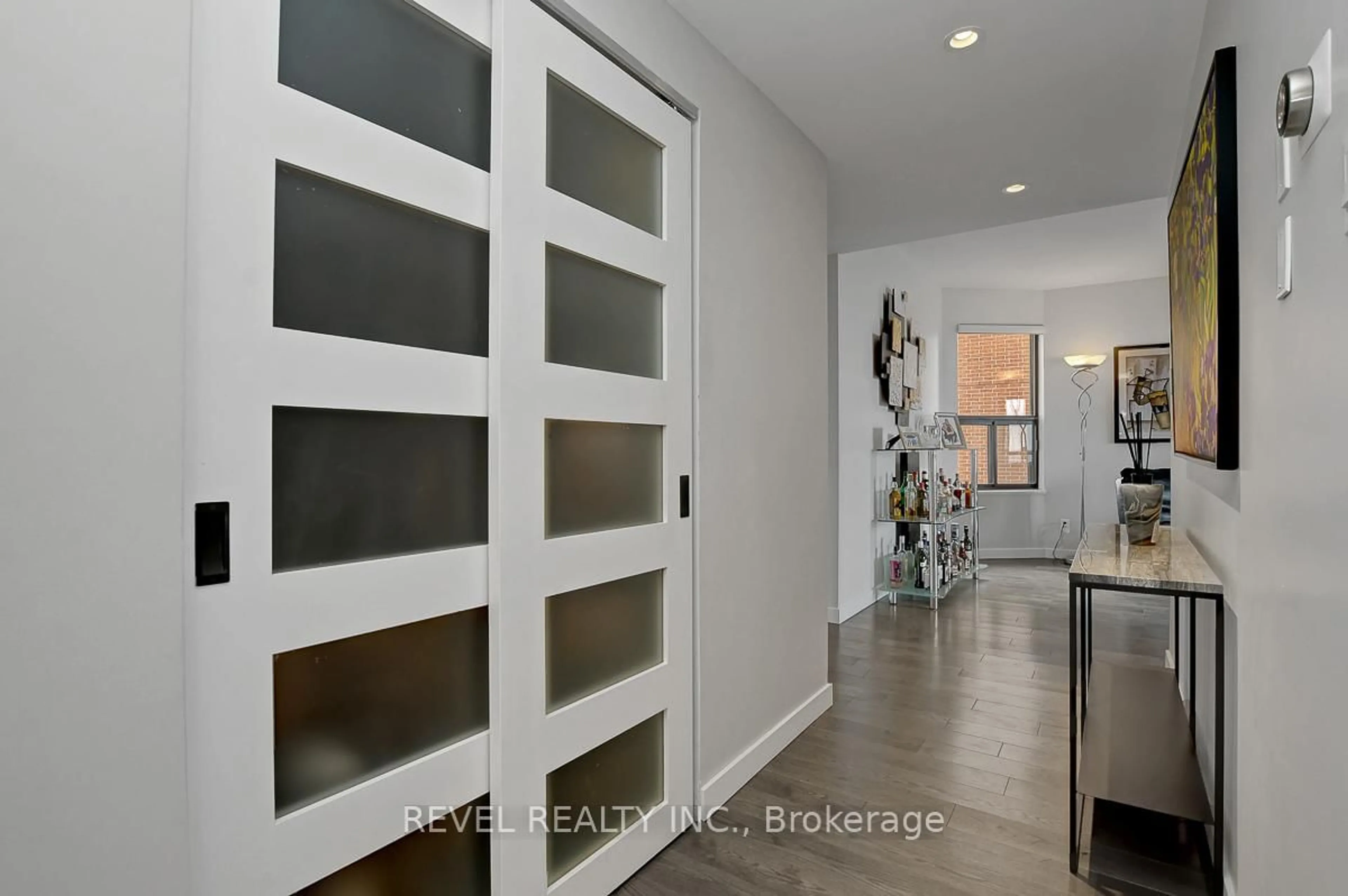 Indoor entryway for 556 Laurier Ave #2101, Ottawa Ontario K1R 7X2