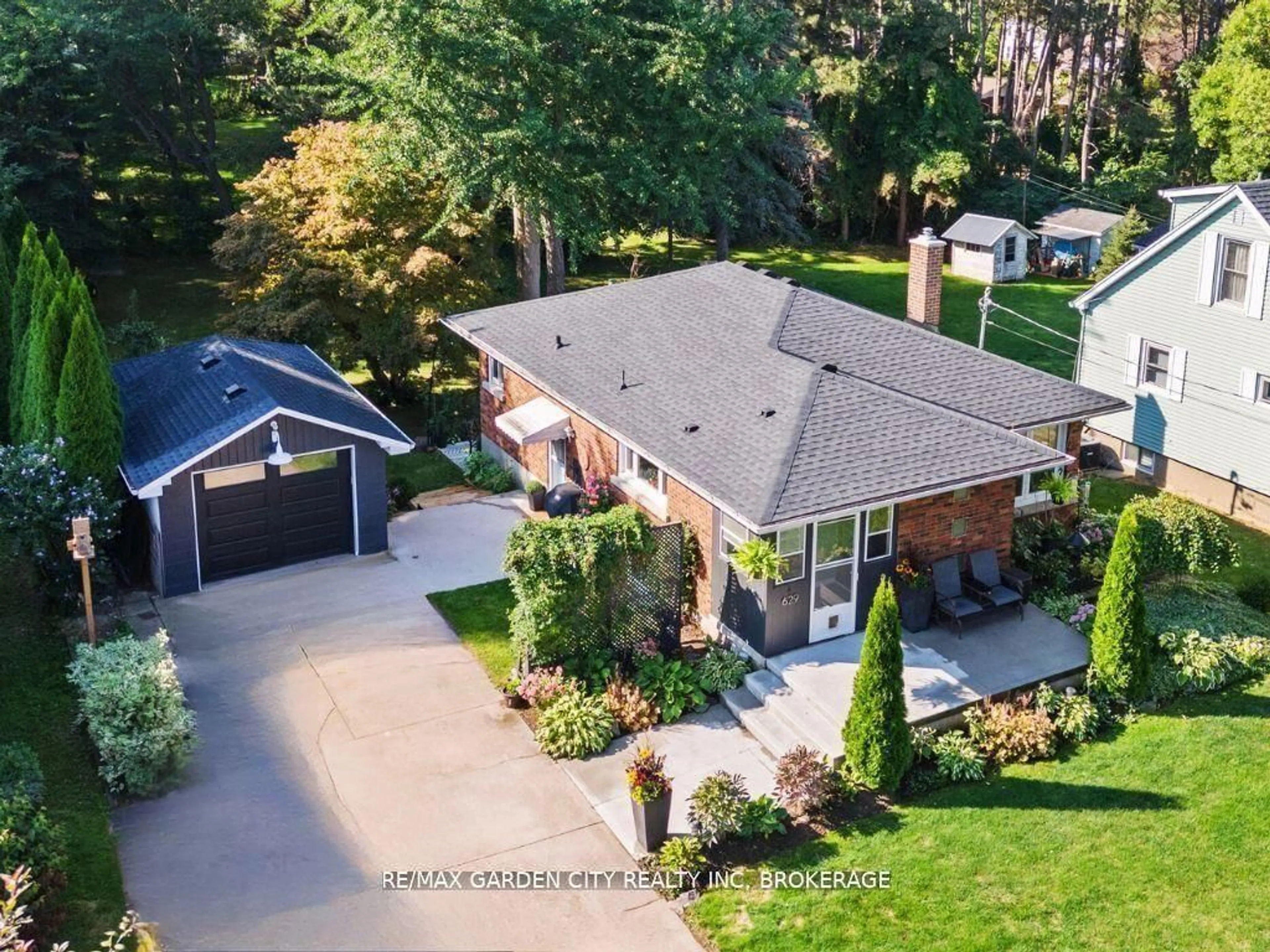 A pic from outside/outdoor area/front of a property/back of a property/a pic from drone, street for 629 Penner St, Niagara-on-the-Lake Ontario L0S 1T0