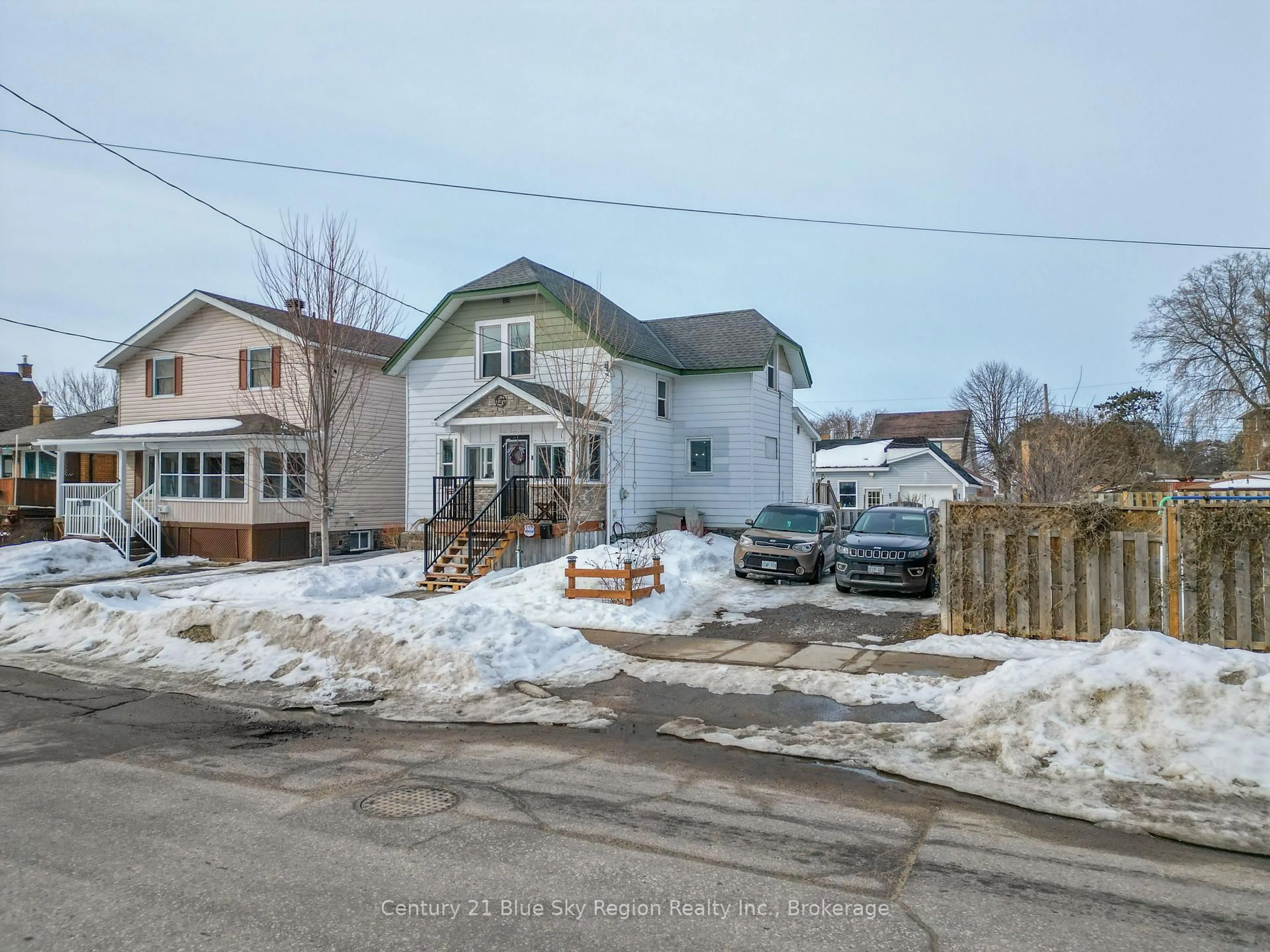 A pic from outside/outdoor area/front of a property/back of a property/a pic from drone, street for 127 Fifth Ave, North Bay Ontario P1B 1N5
