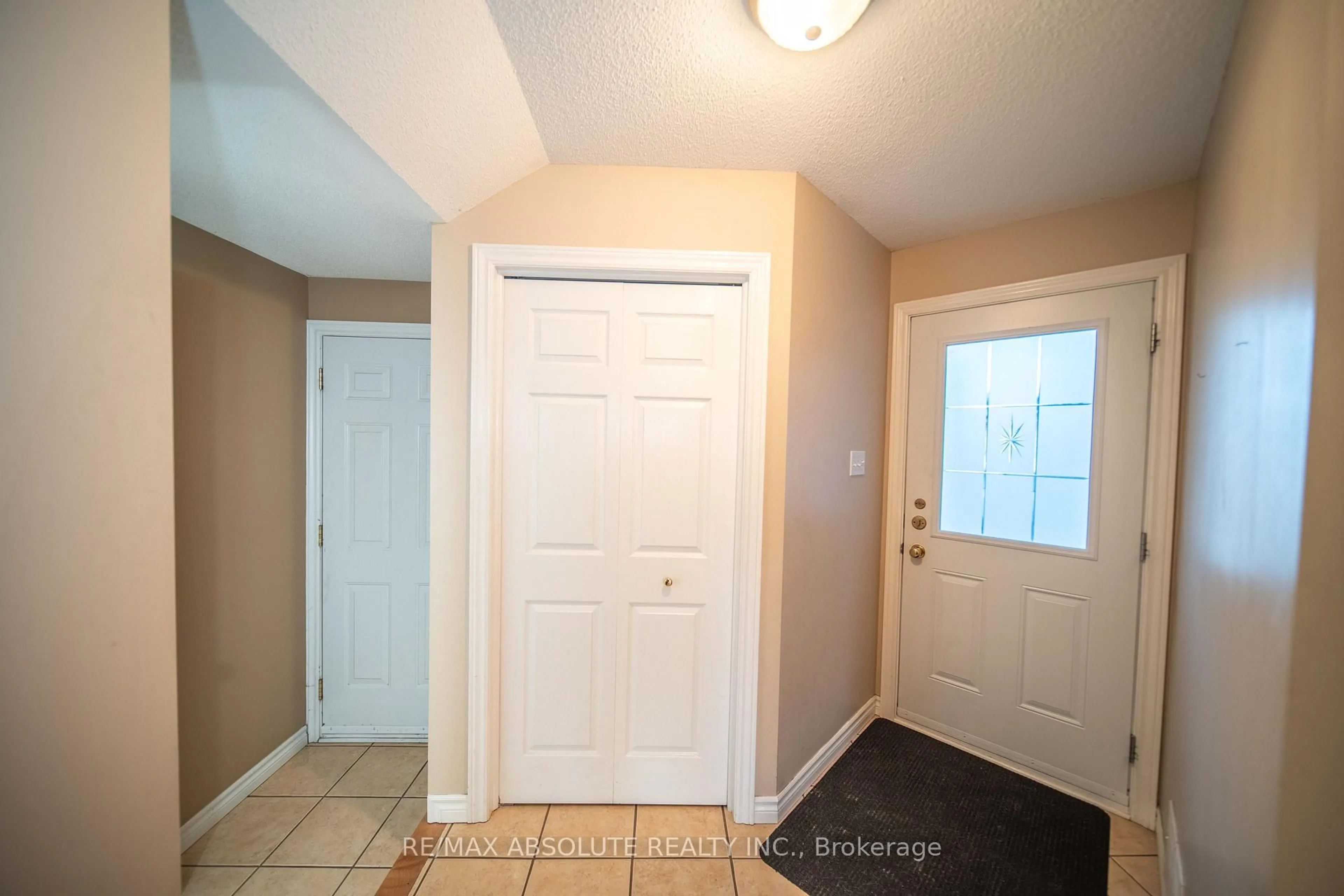 Indoor entryway for 40 Roger Cres, Casselman Ontario K0A 1M0