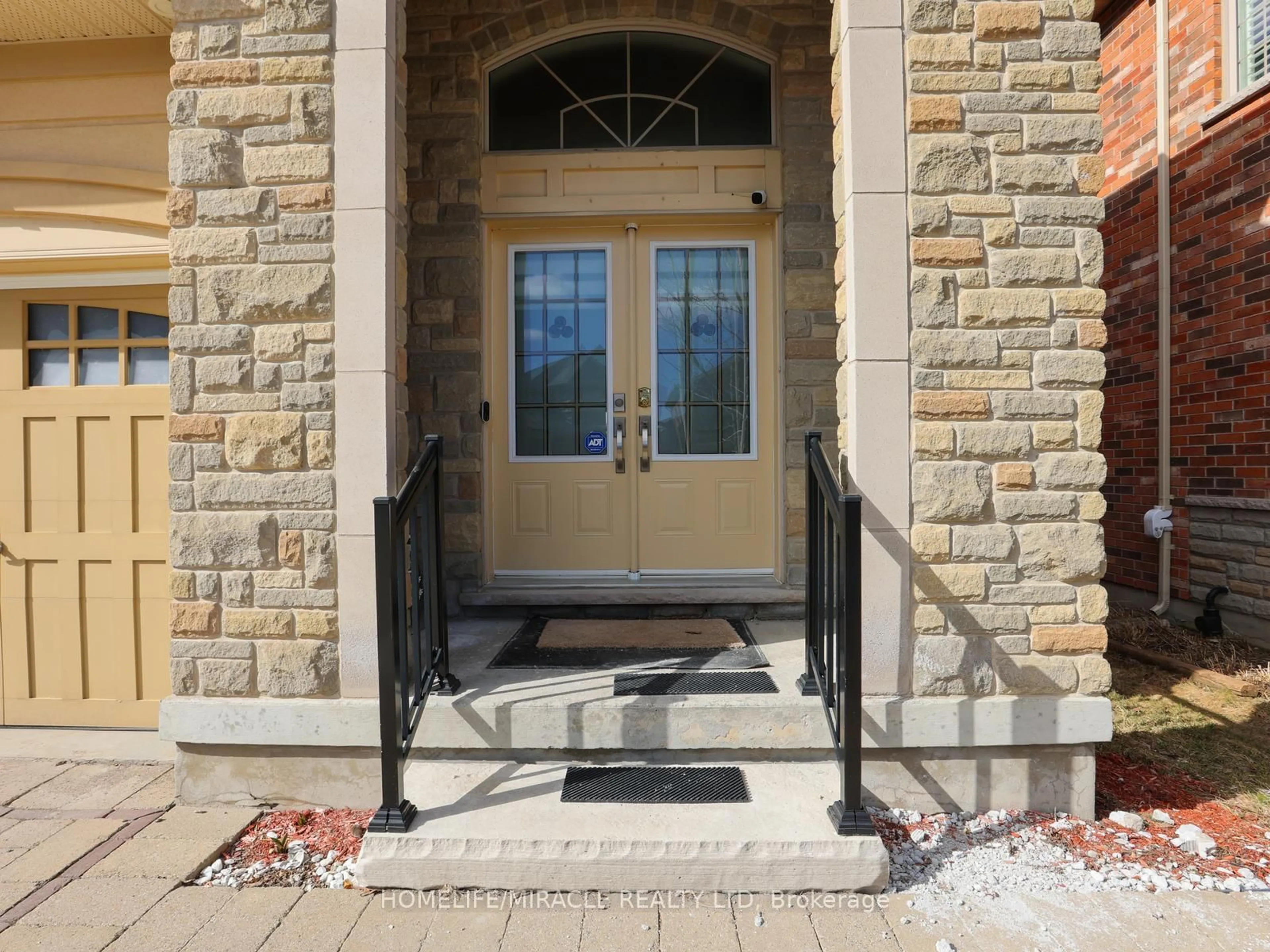 Indoor entryway for 584 Pinery Tr, Waterloo Ontario N2V 2Y3