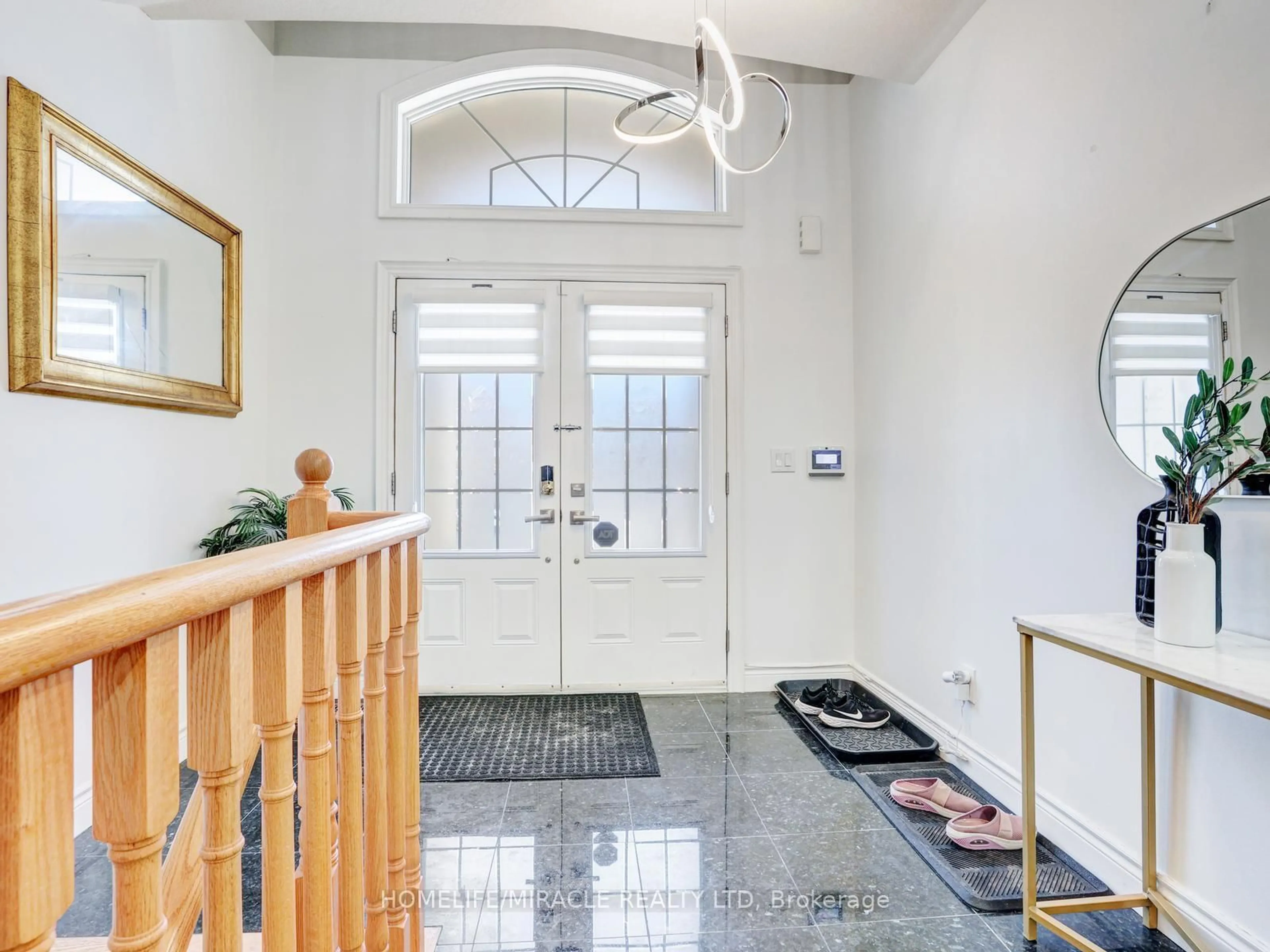 Indoor entryway for 584 Pinery Tr, Waterloo Ontario N2V 2Y3