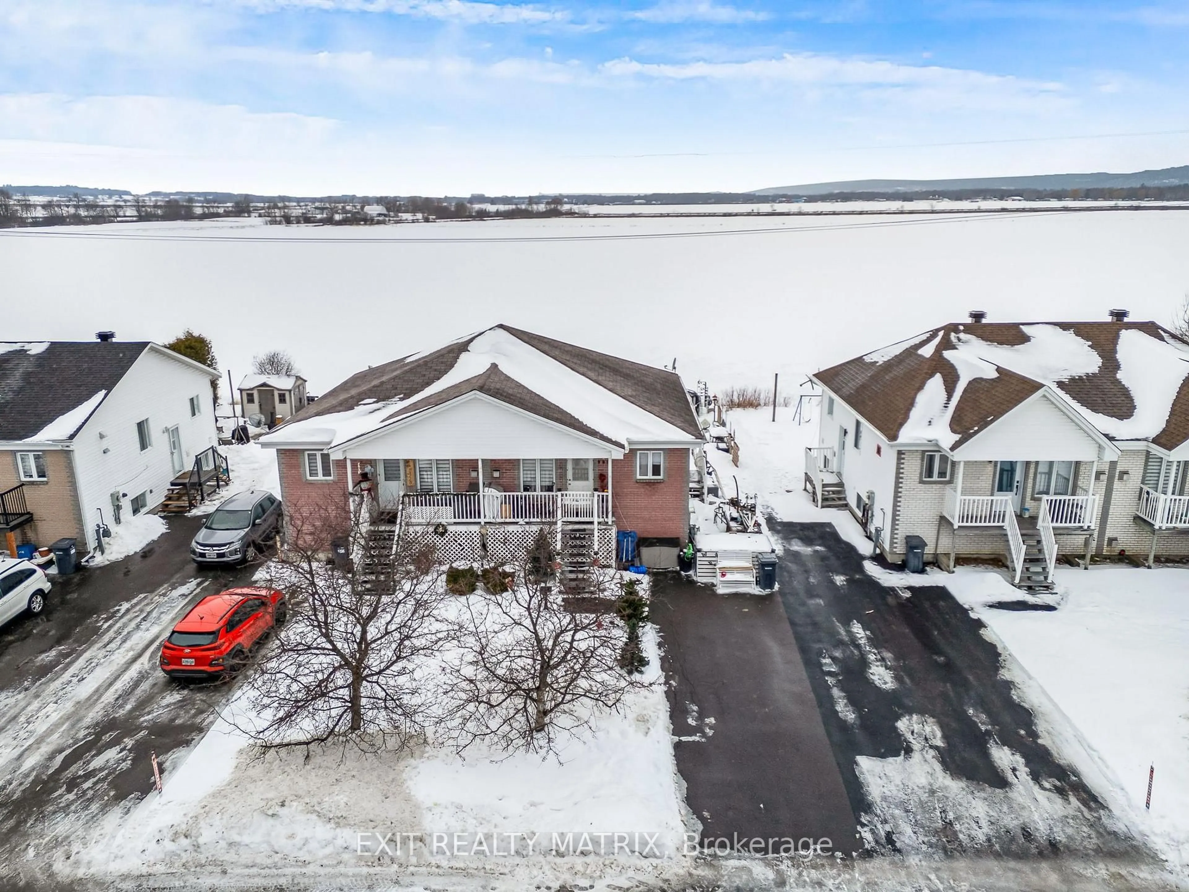 A pic from outside/outdoor area/front of a property/back of a property/a pic from drone, unknown for 991 Jacynthe St, Hawkesbury Ontario K6A 3W4