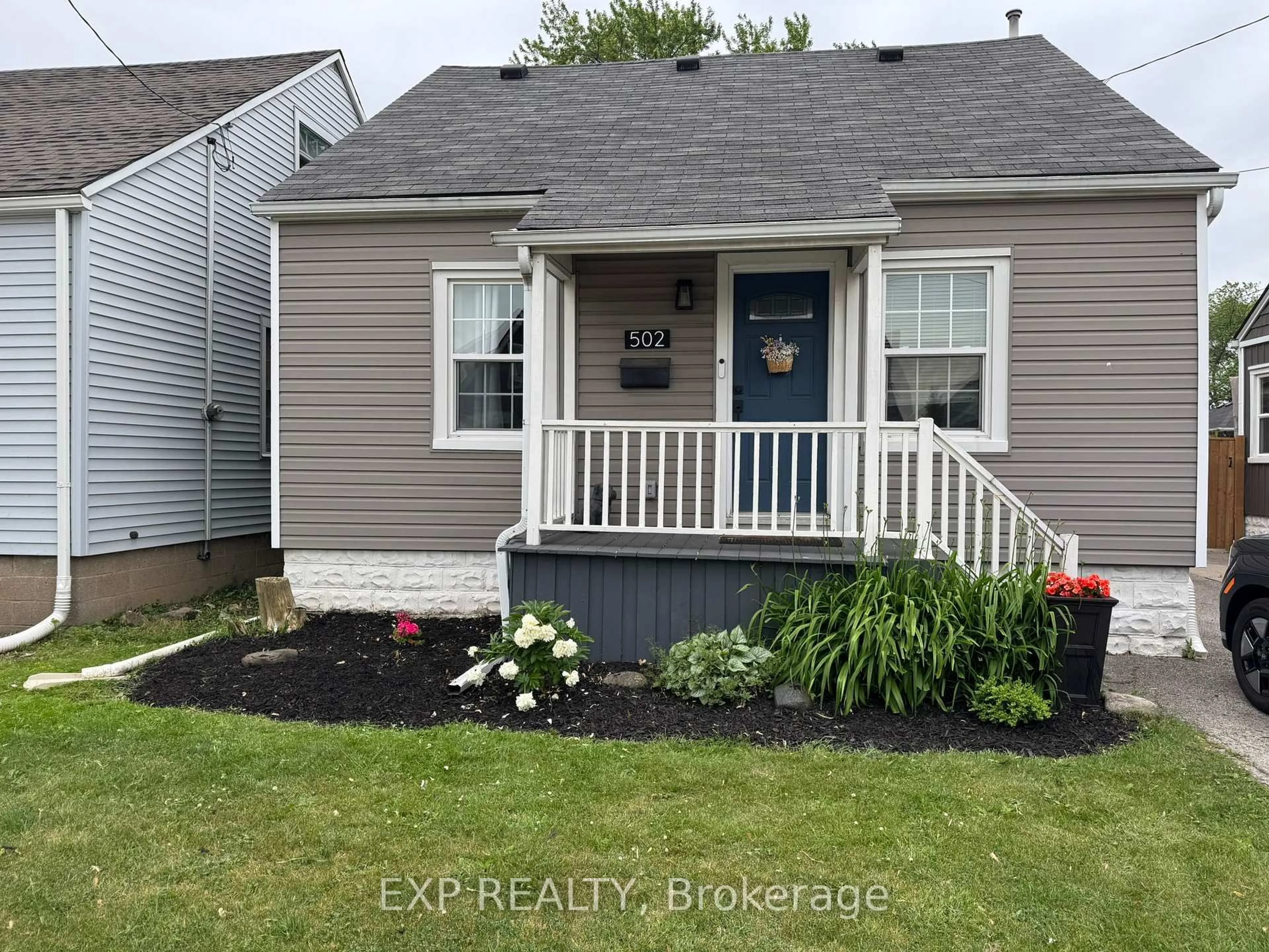 Home with vinyl exterior material, street for 502 Britannia Ave, Hamilton Ontario L8H 1Z6