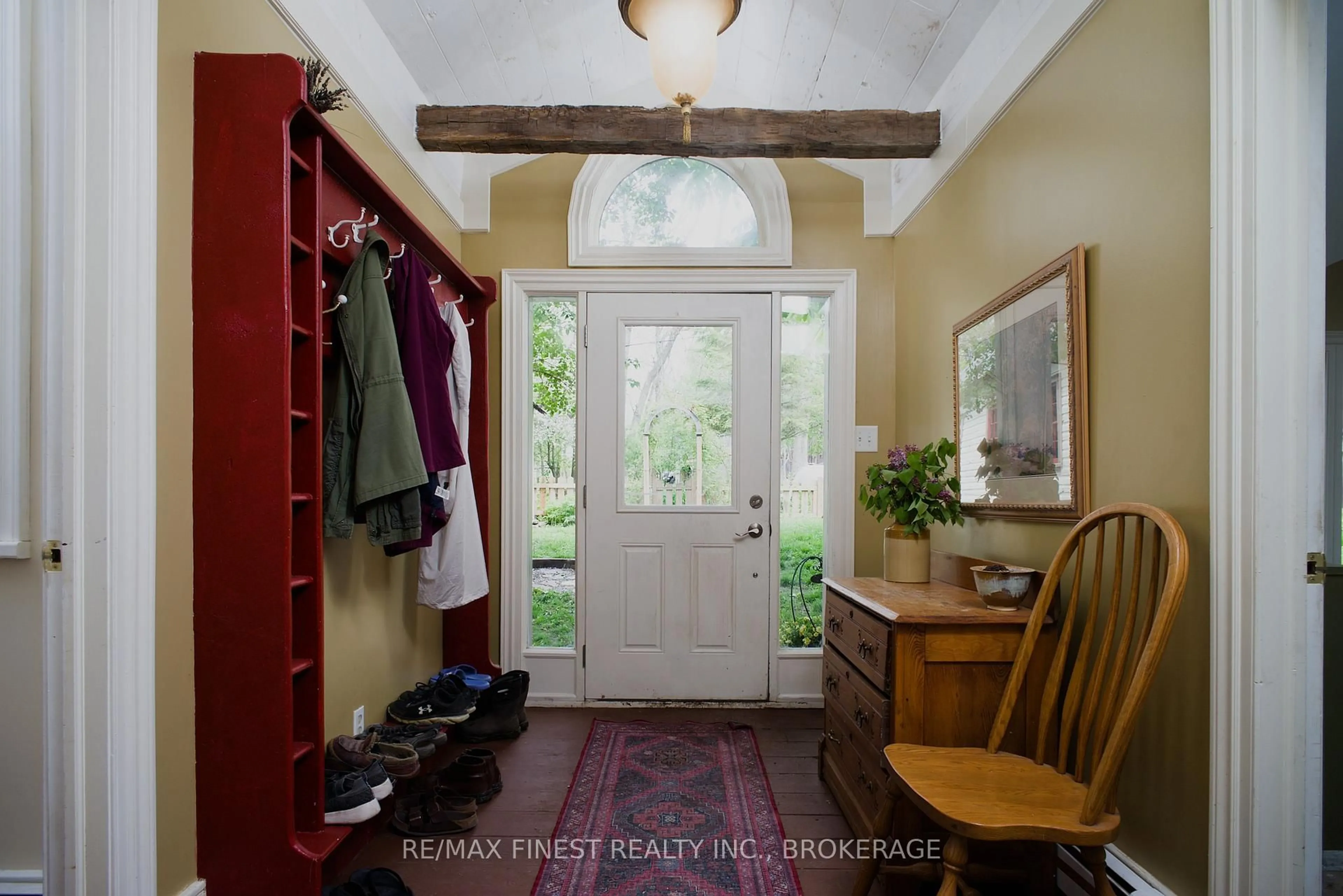 Indoor entryway for 14005 FRONT Rd, Stella Ontario K0H 2S0