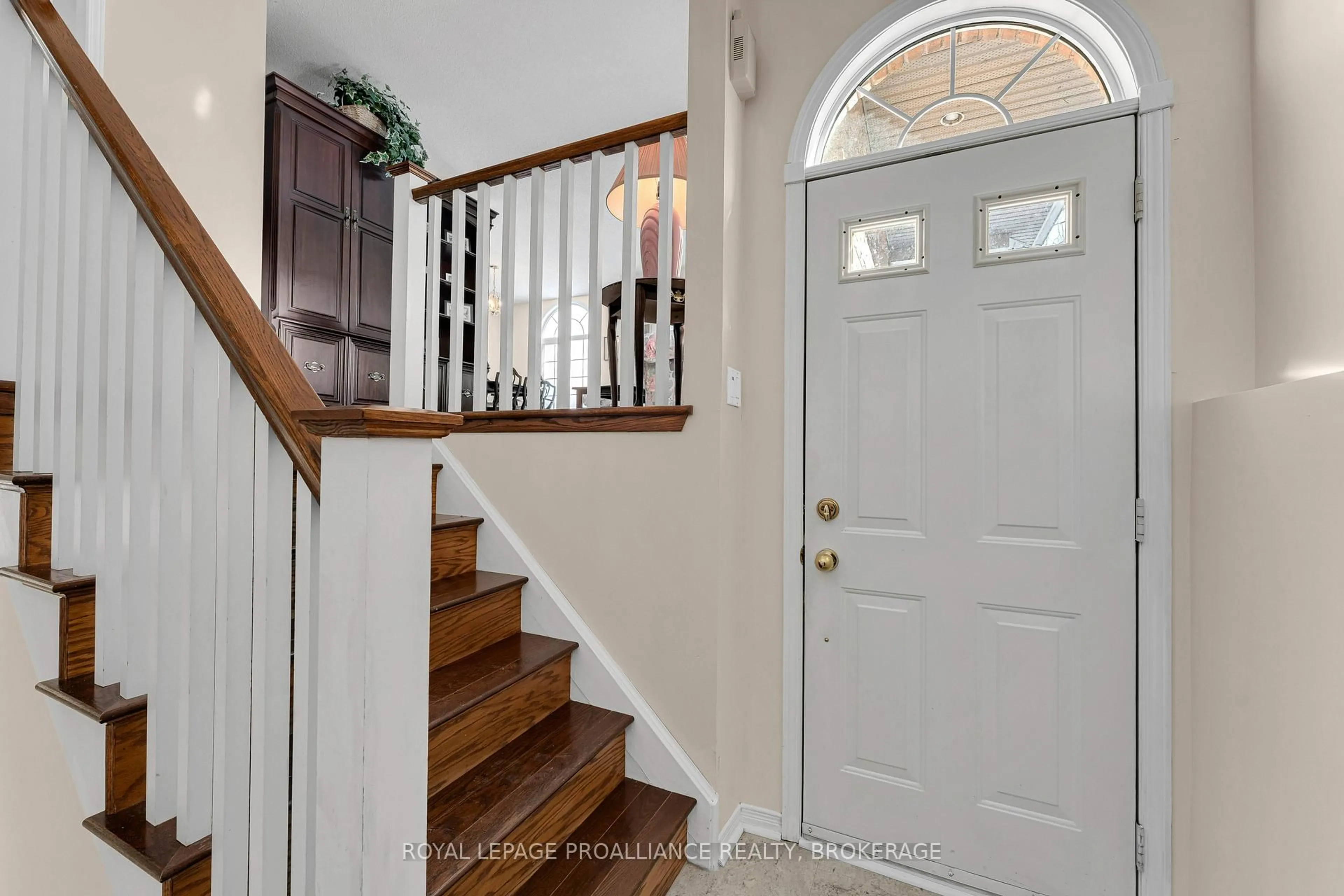 Indoor entryway for 660 Roosevelt Dr, Kingston Ontario K7M 8T8
