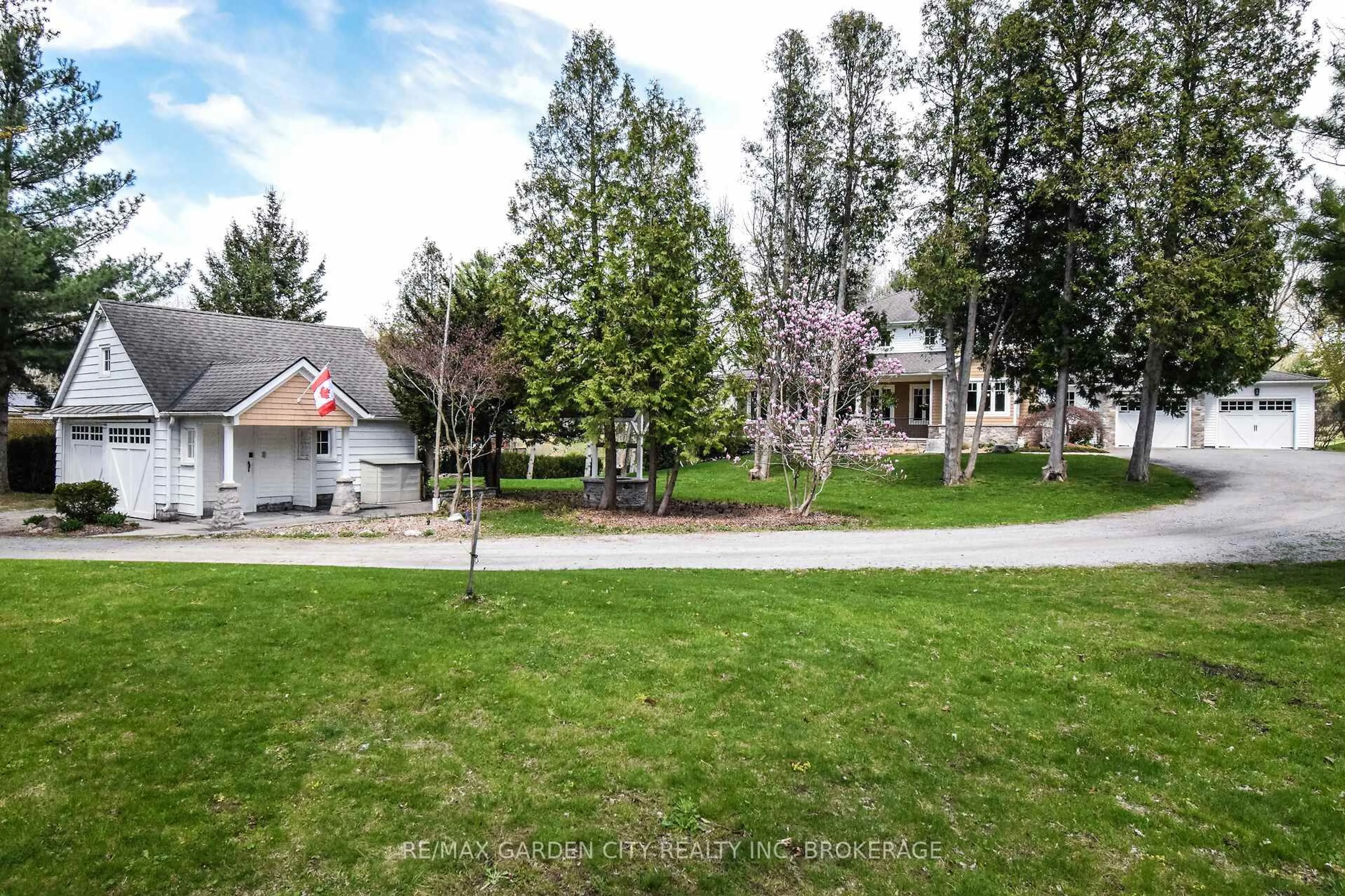 A pic from outside/outdoor area/front of a property/back of a property/a pic from drone, street for 273 Canboro Rd, Pelham Ontario L0S 1M0