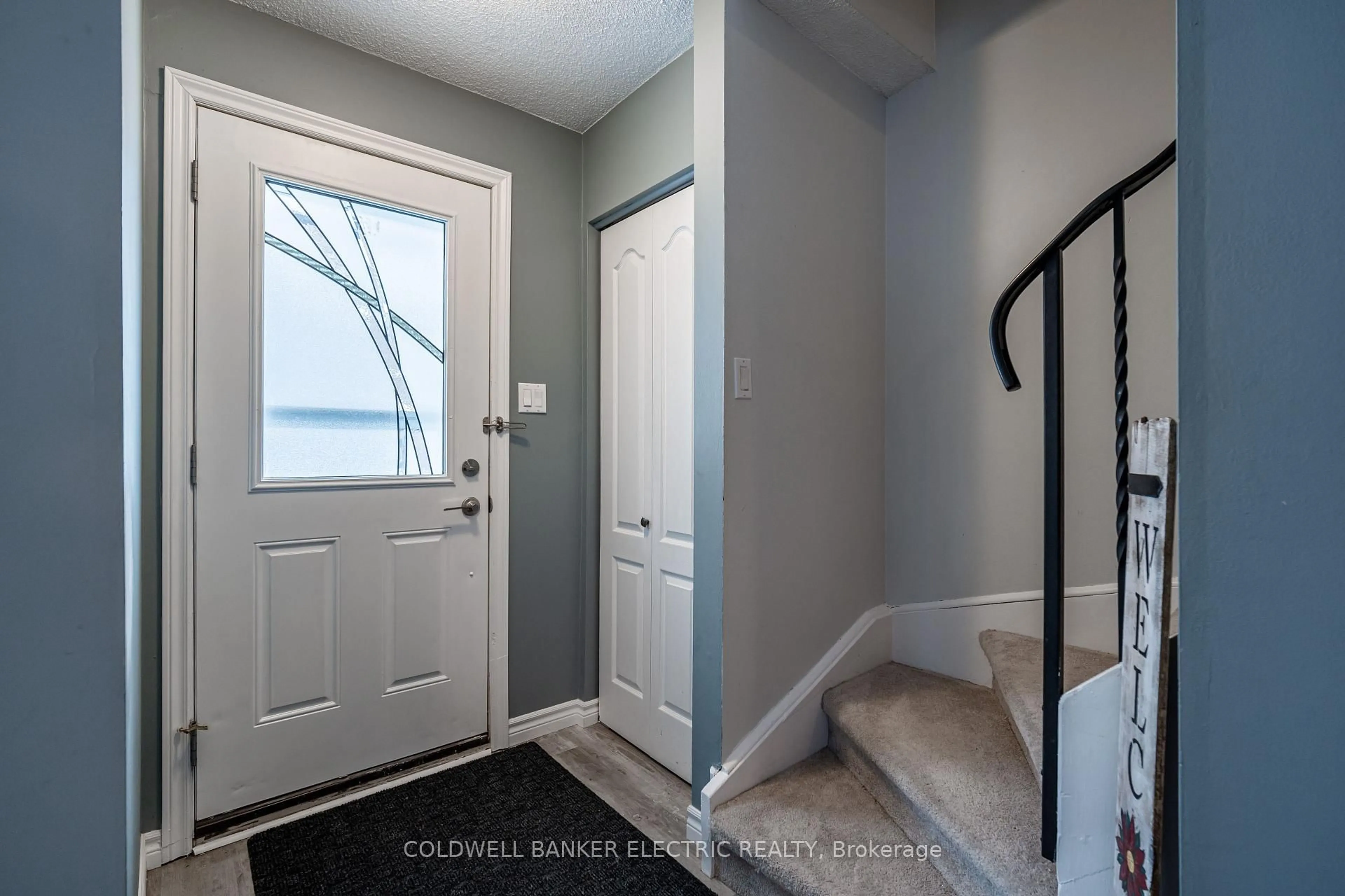 Indoor entryway for 740 Chamberlain St #14, Peterborough Ontario K9J 4M3