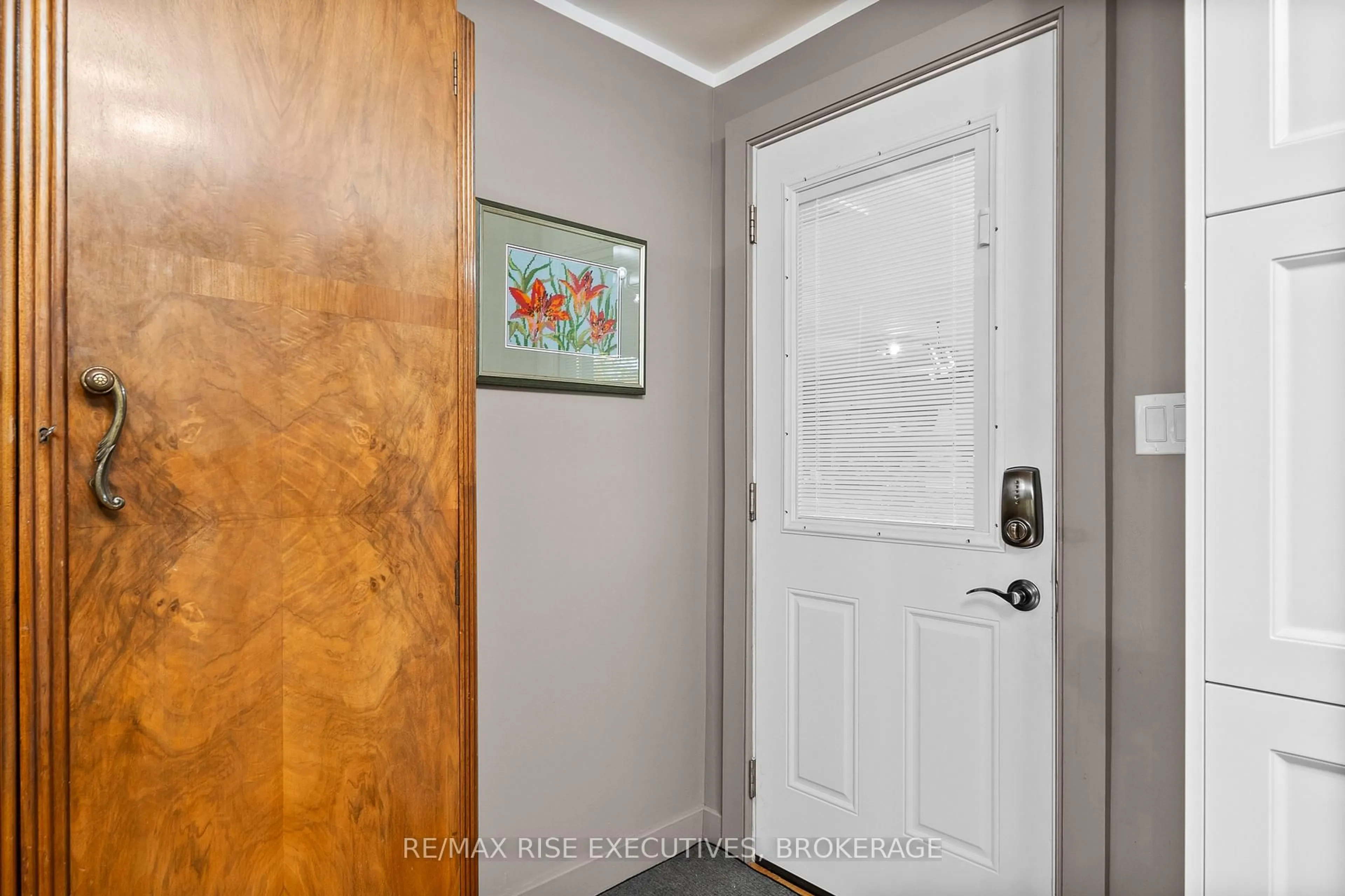 Indoor entryway for 1017 Woods Lane, Hartington Ontario K0H 1W0
