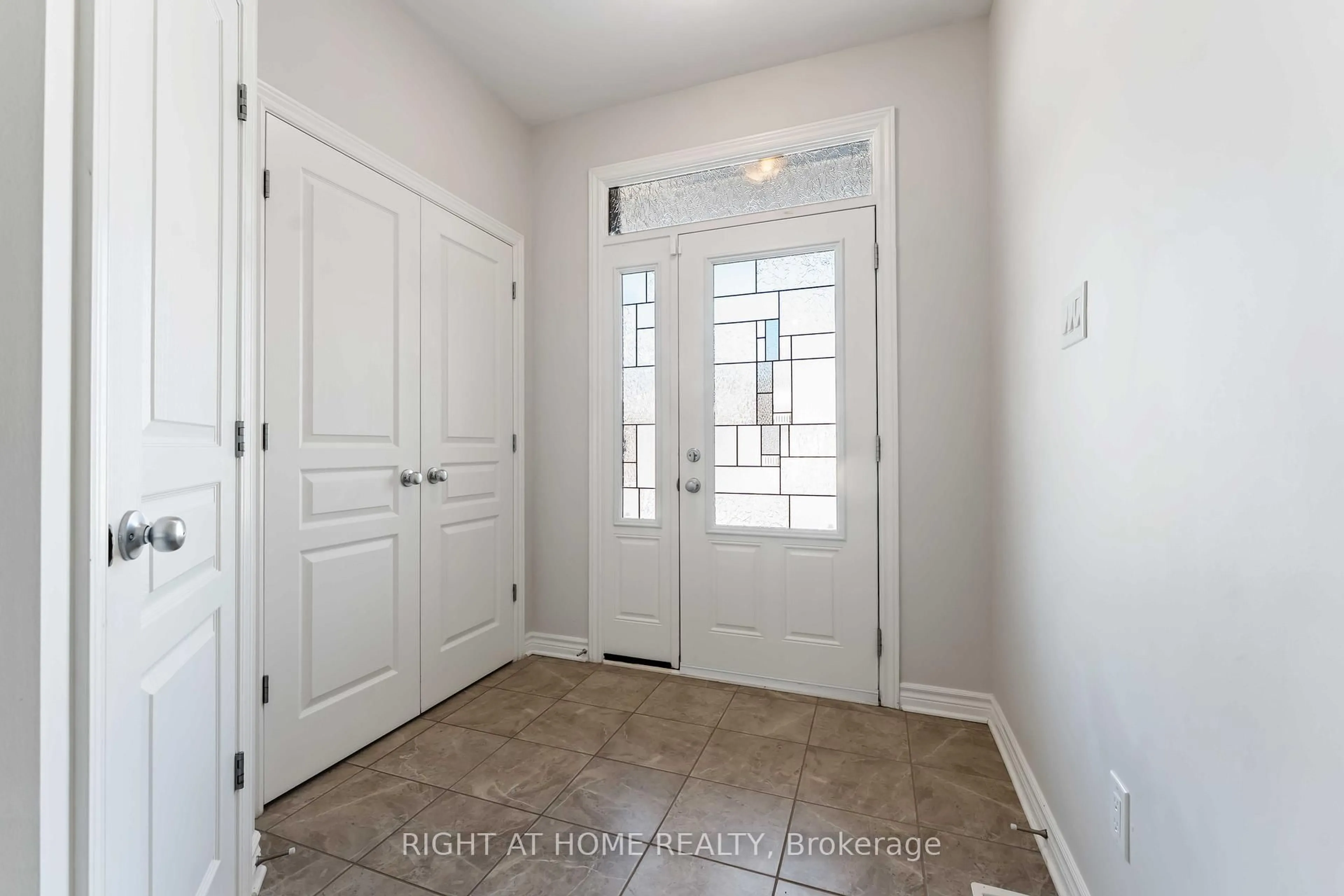 Indoor entryway for 658 Parade Dr, Ottawa Ontario K2S 0Z2