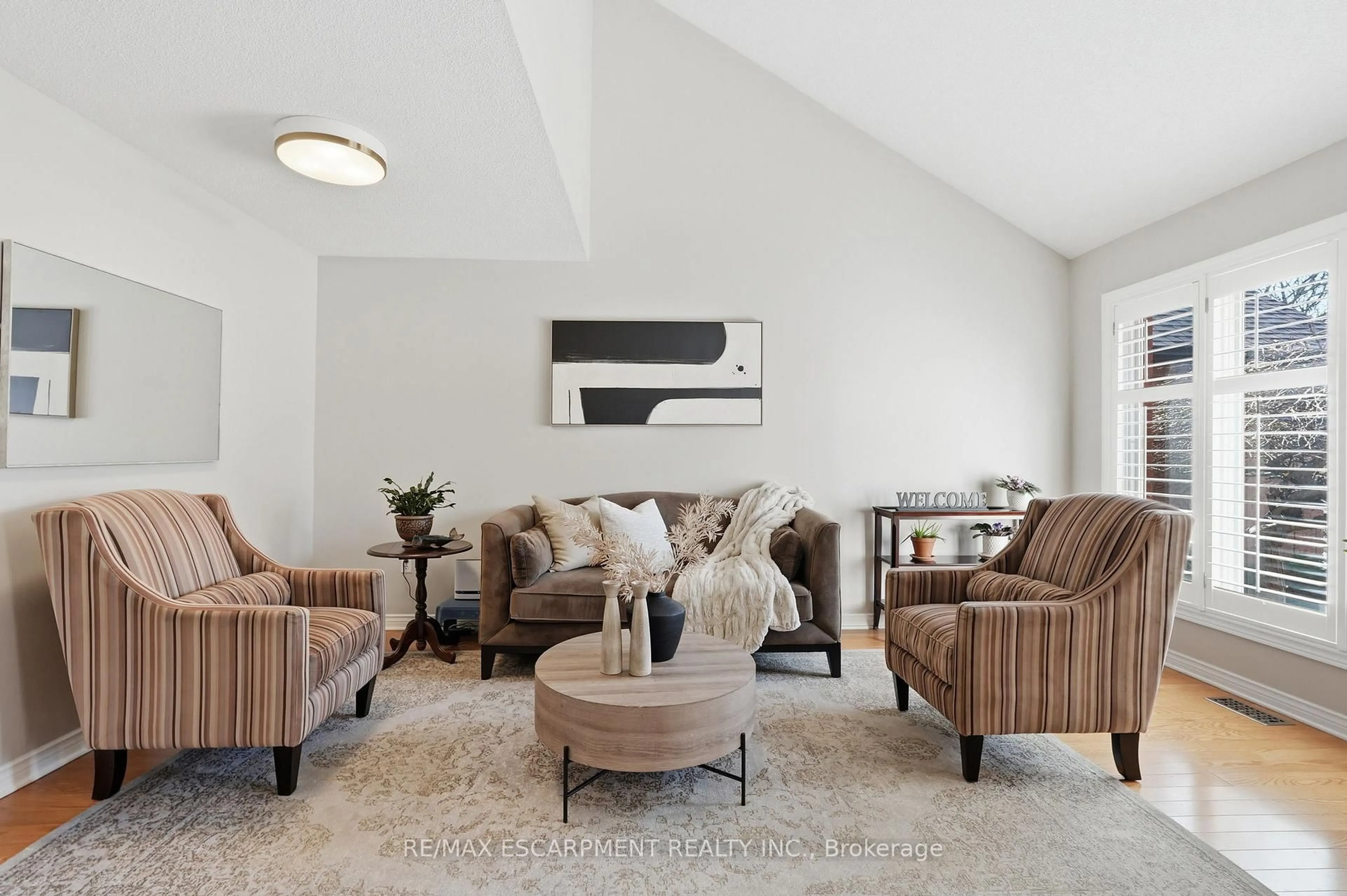 Living room with furniture, unknown for 85 Heritage Dr, Hamilton Ontario L8G 4P5