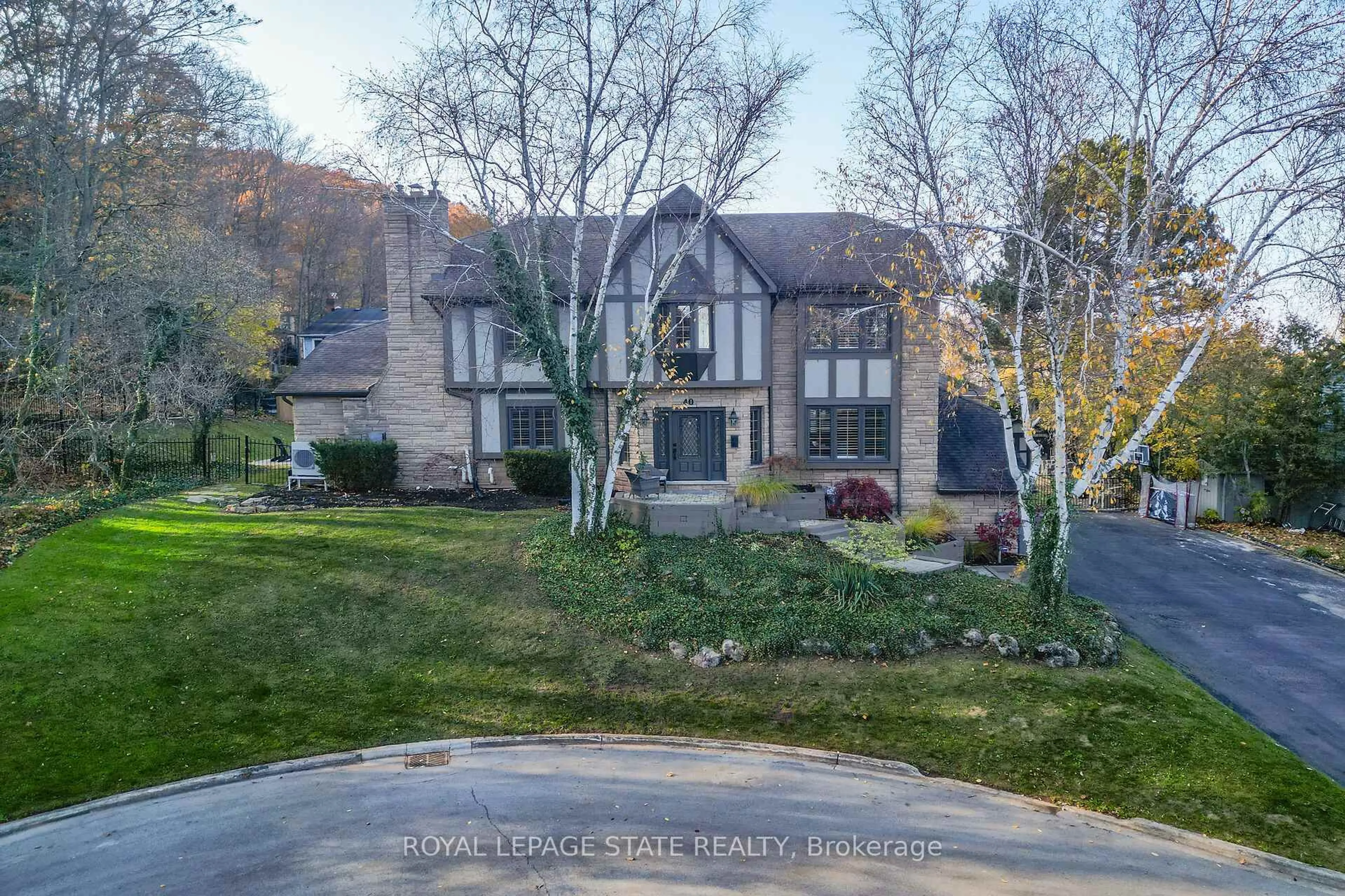 A pic from outside/outdoor area/front of a property/back of a property/a pic from drone, street for 40 Parkwood Rd, Grimsby Ontario L3M 4K9