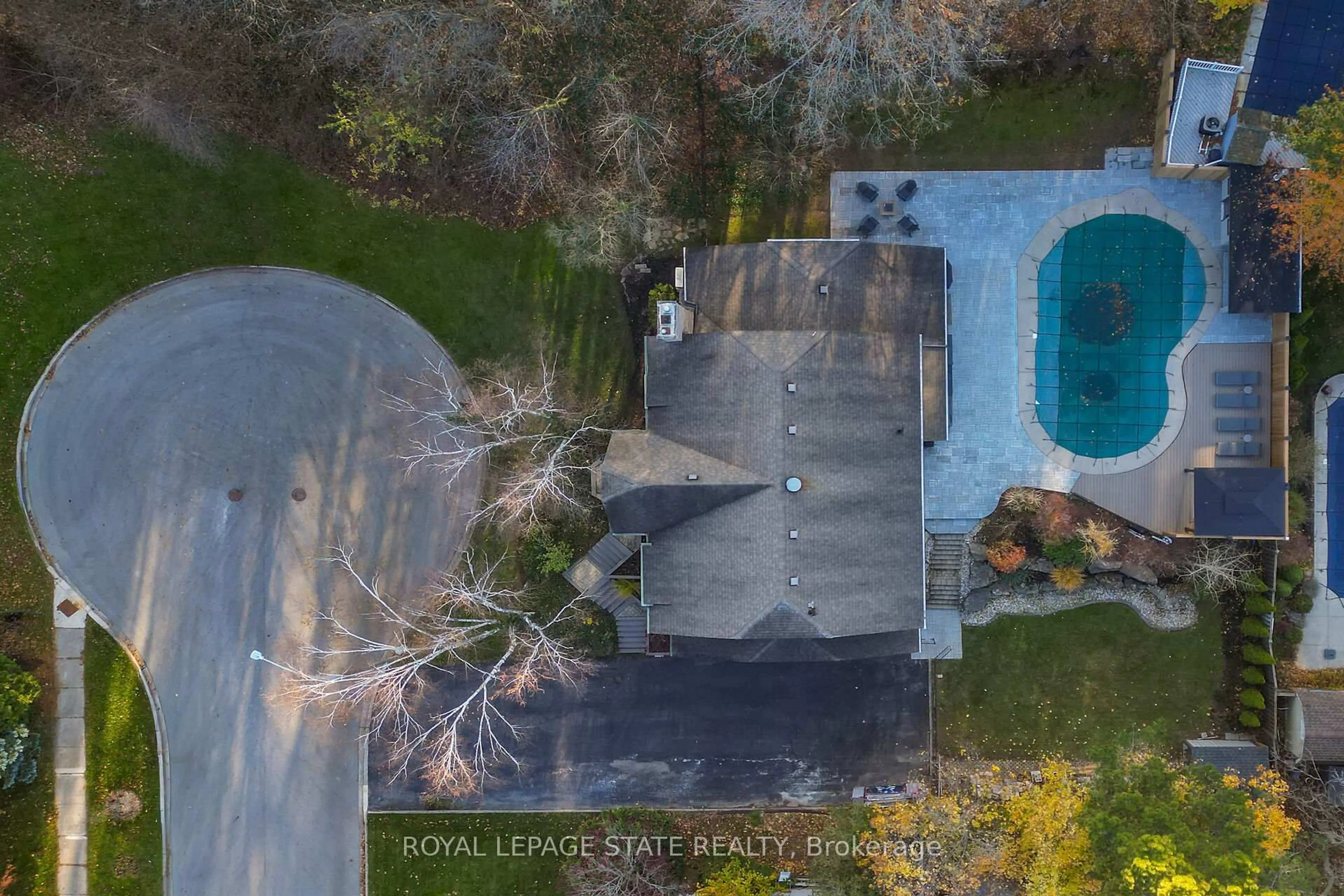 A pic from outside/outdoor area/front of a property/back of a property/a pic from drone, street for 40 Parkwood Rd, Grimsby Ontario L3M 4K9