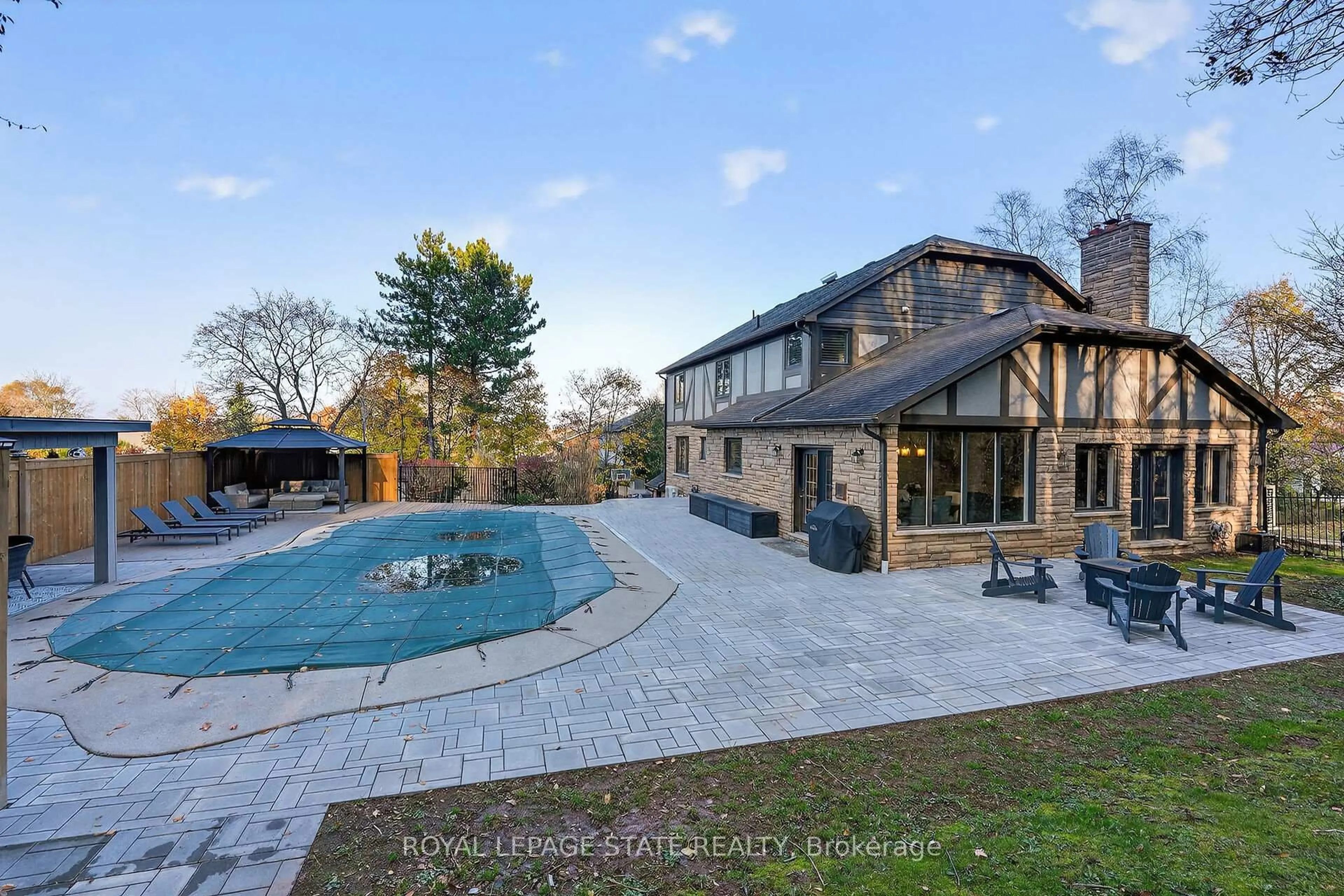 A pic from outside/outdoor area/front of a property/back of a property/a pic from drone, water/lake/river/ocean view for 40 Parkwood Rd, Grimsby Ontario L3M 4K9