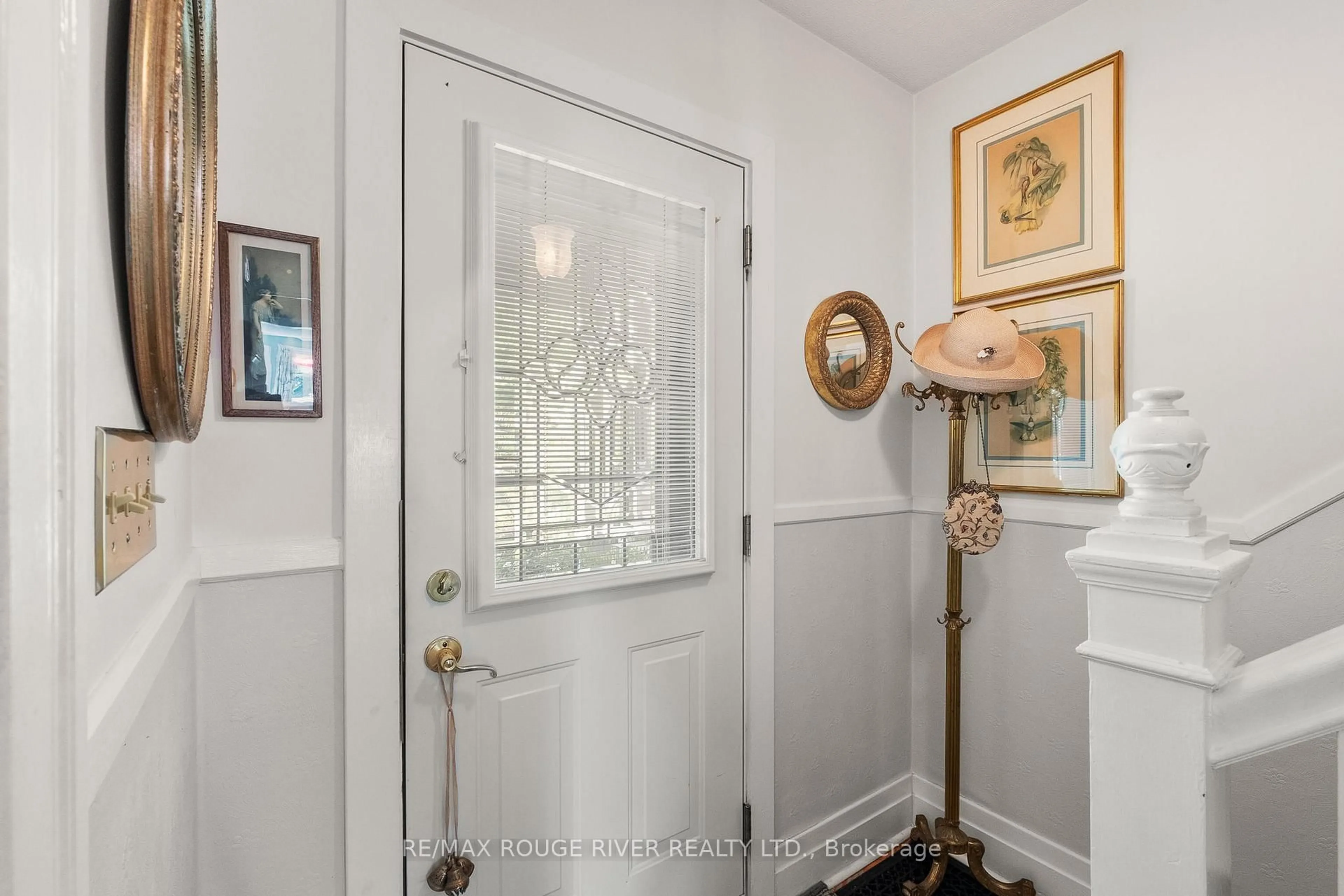 Indoor entryway for 185 Chapel St, Cobourg Ontario K9A 1J6