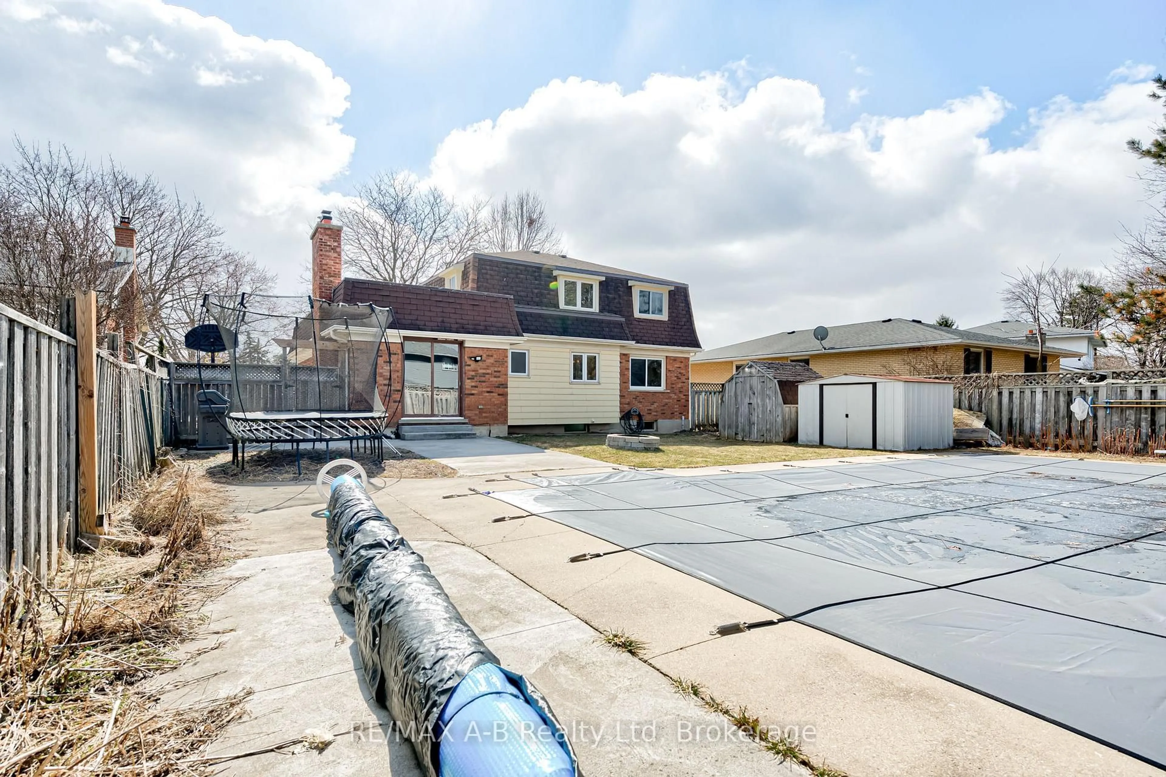 A pic from outside/outdoor area/front of a property/back of a property/a pic from drone, street for 90 Windemere Cres, Stratford Ontario N5A 6B1