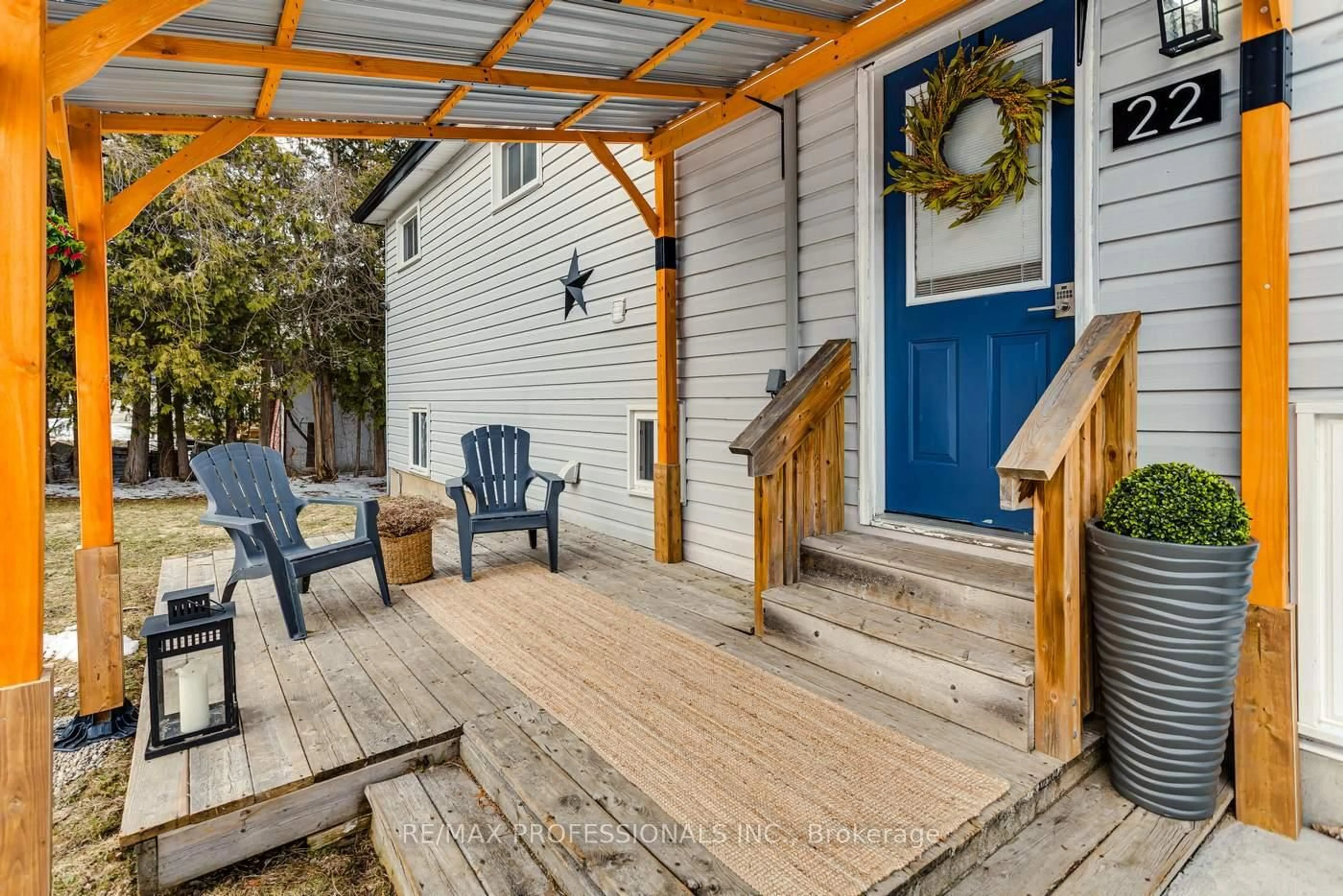 Patio, street for 22 Lawrence St, Kawartha Lakes Ontario K9J 6X3