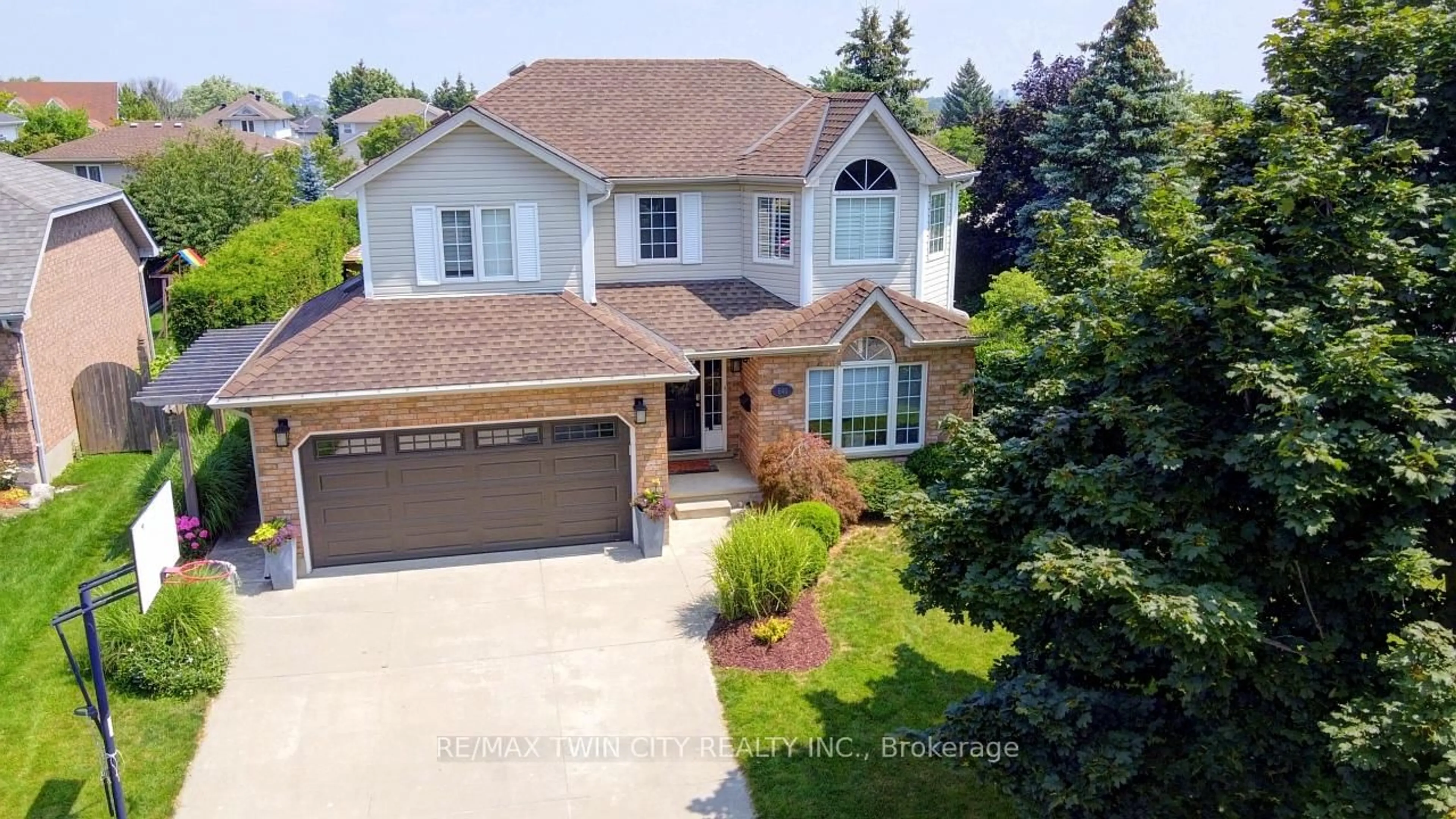A pic from outside/outdoor area/front of a property/back of a property/a pic from drone, street for 640 Heathcliffe Pl, Waterloo Ontario N2T 2P3