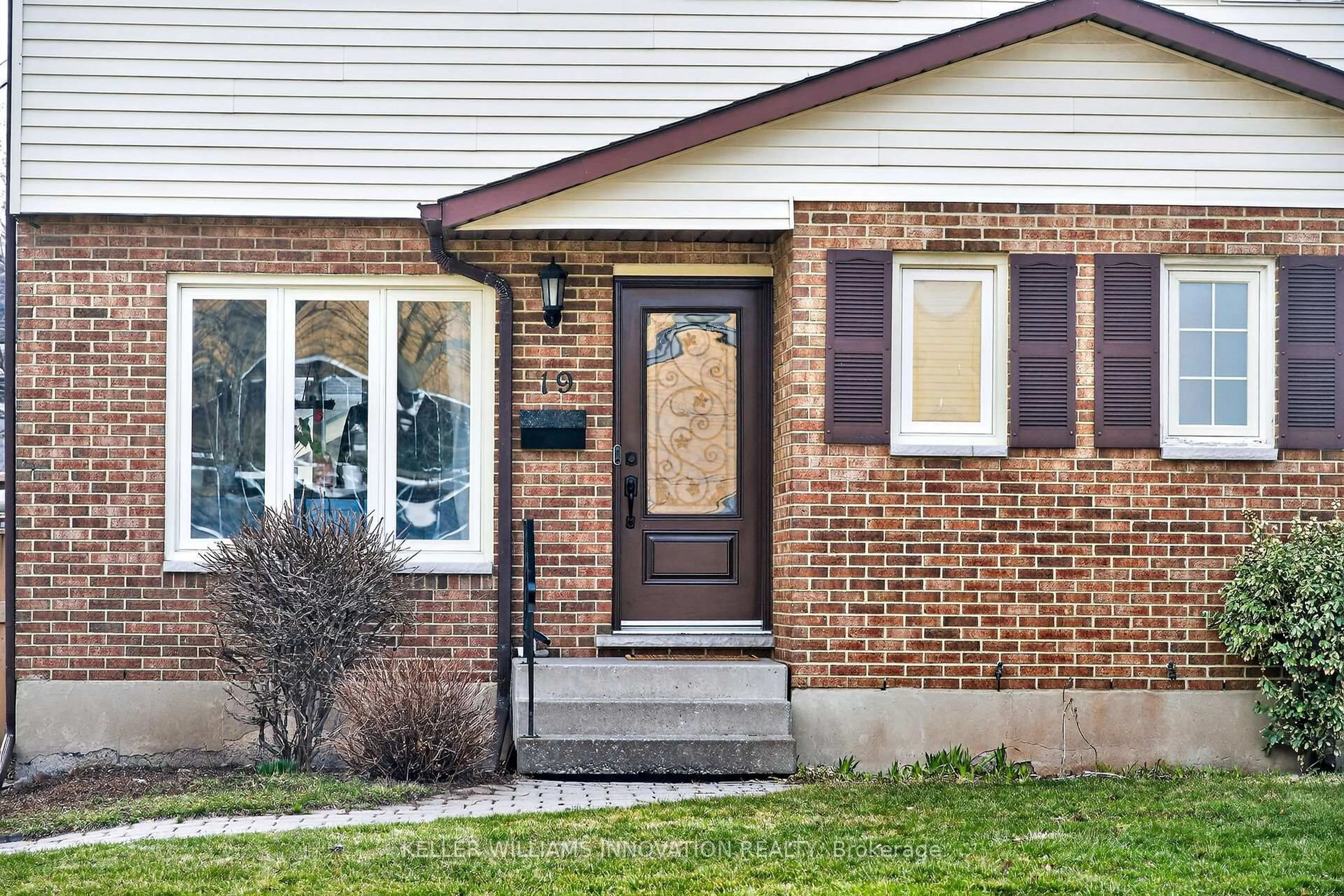 Home with brick exterior material, street for 19 Grand Ave, Grimsby Ontario L3M 2R6