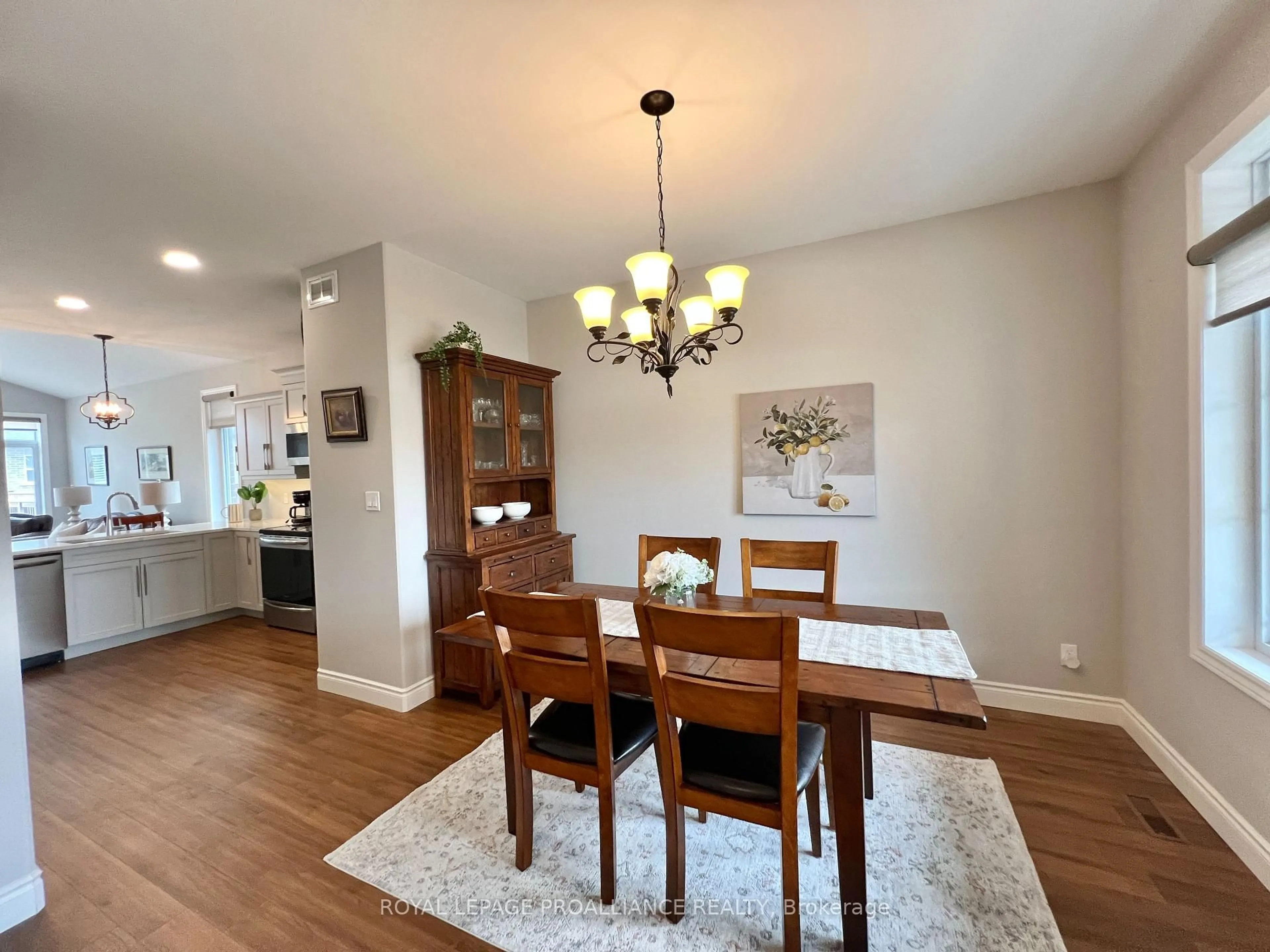 Dining room, wood/laminate floor for 89 Hampton Ridge Dr, Belleville Ontario K8N 0E6