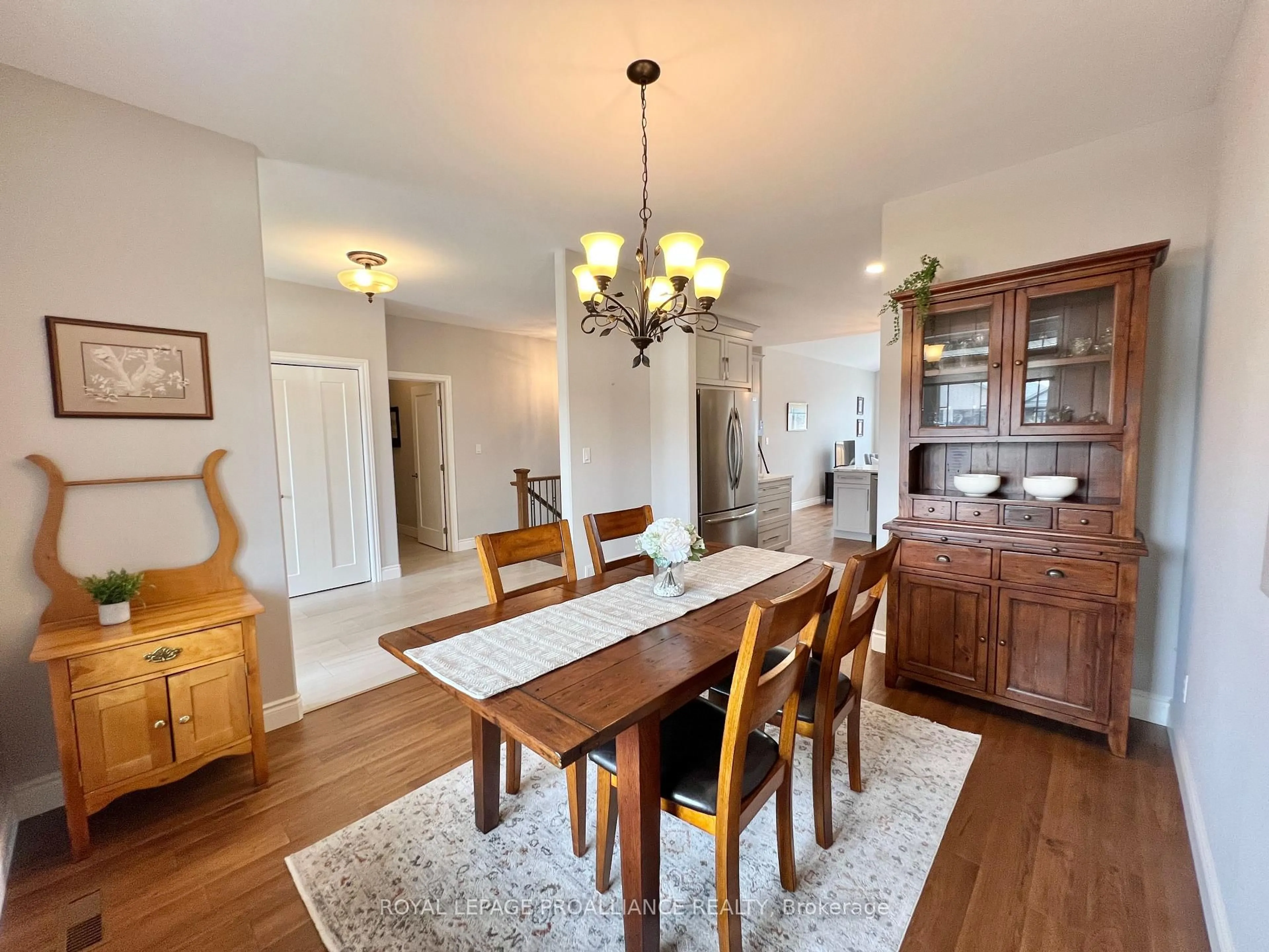 Dining room, wood/laminate floor for 89 Hampton Ridge Dr, Belleville Ontario K8N 0E6
