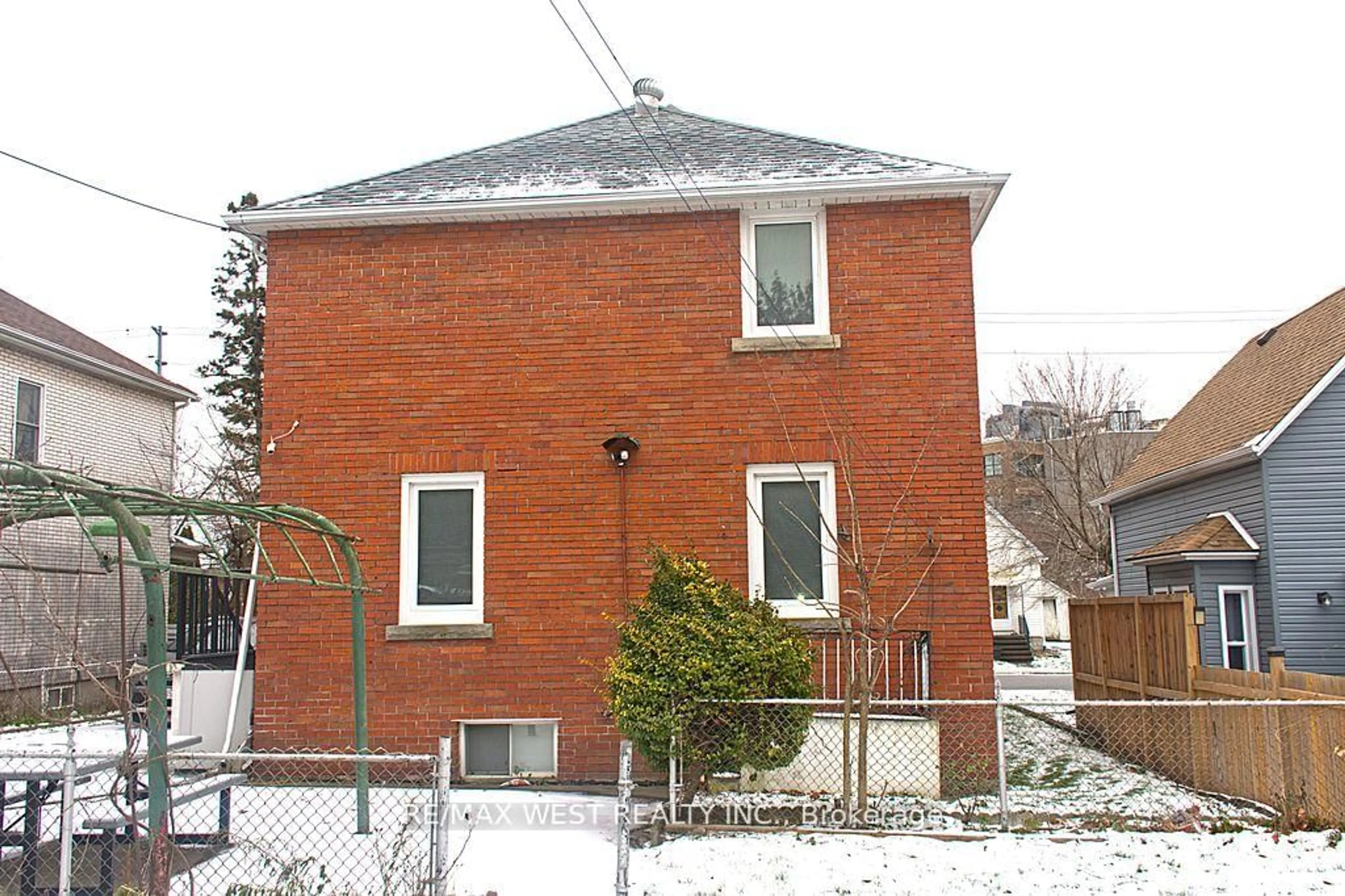 Home with brick exterior material, building for 5177 Kitchener St, Niagara Falls Ontario L2G 1B4
