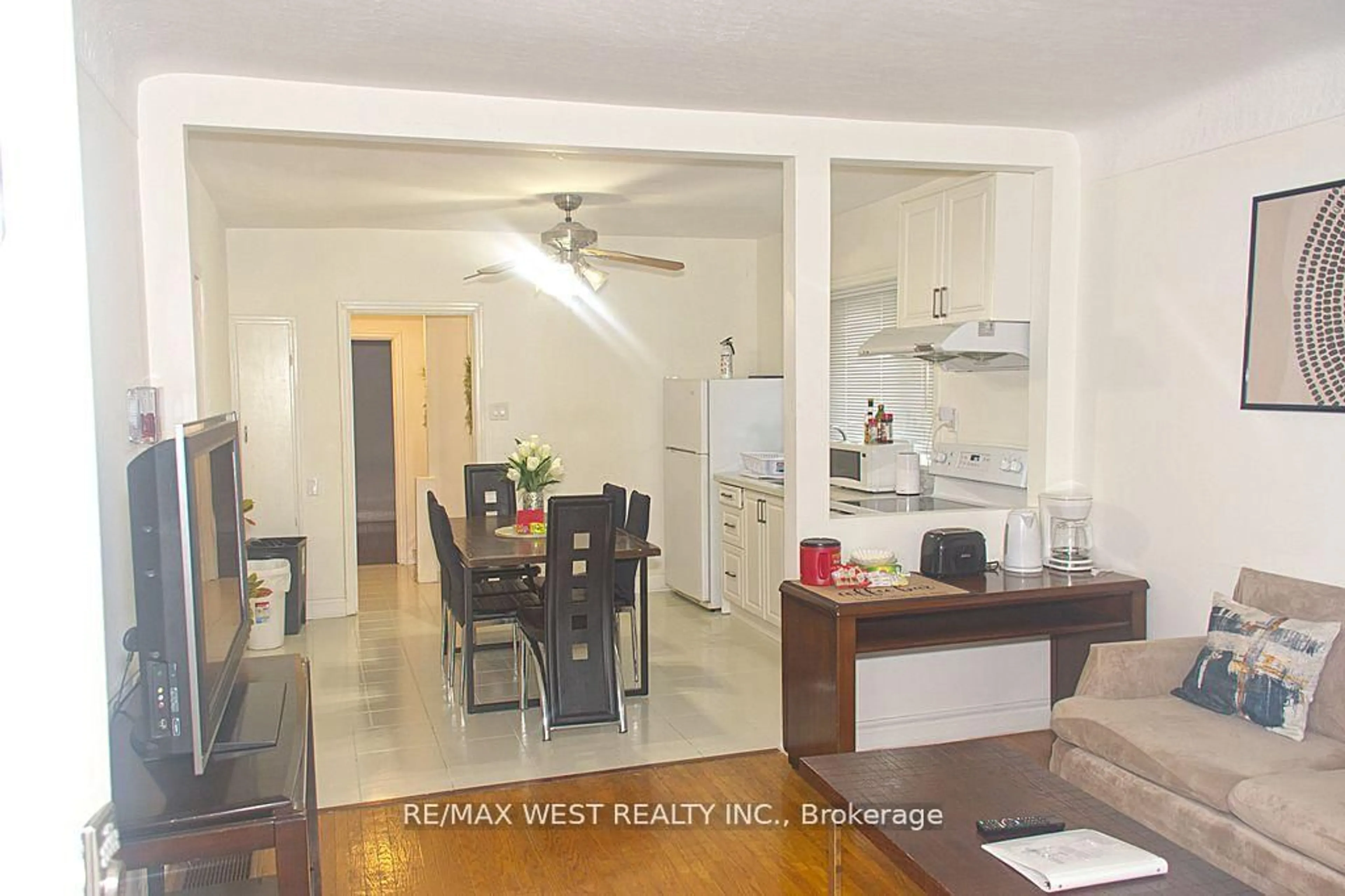 Open concept kitchen, unknown for 5177 Kitchener St, Niagara Falls Ontario L2G 1B4